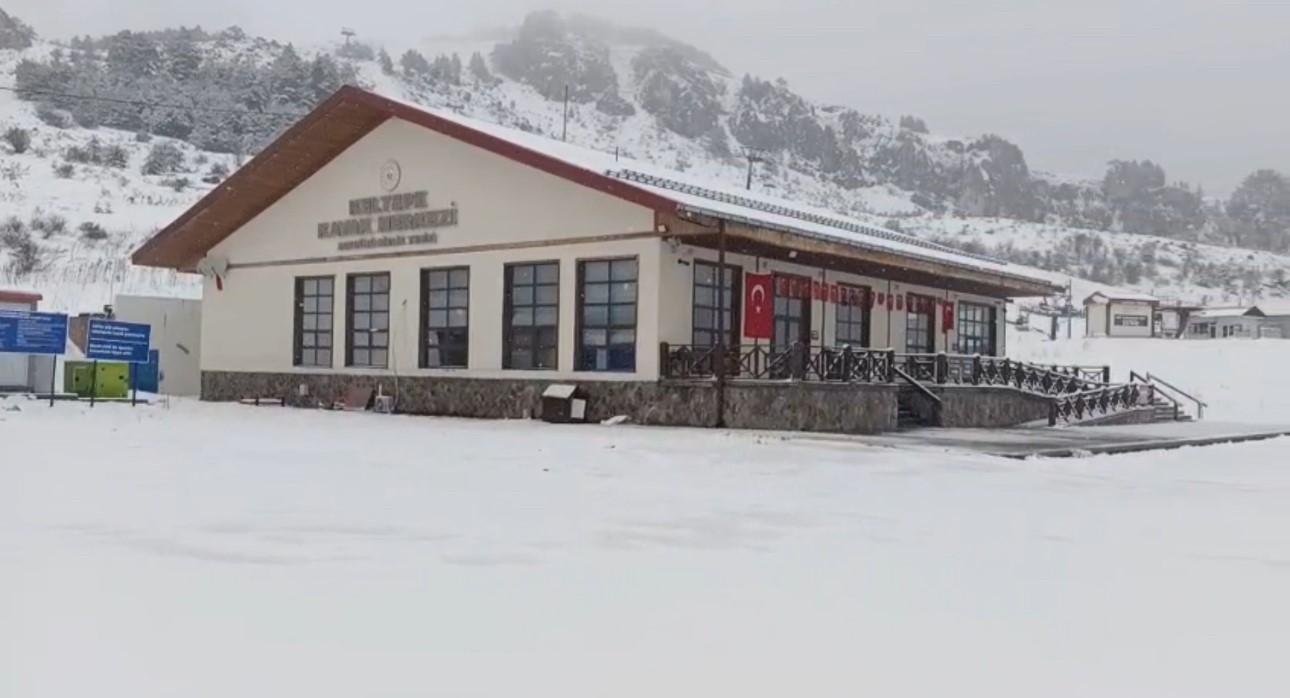 Keltepe Kayak Merkezi nisan ayında beyaz örtüyle kaplandı