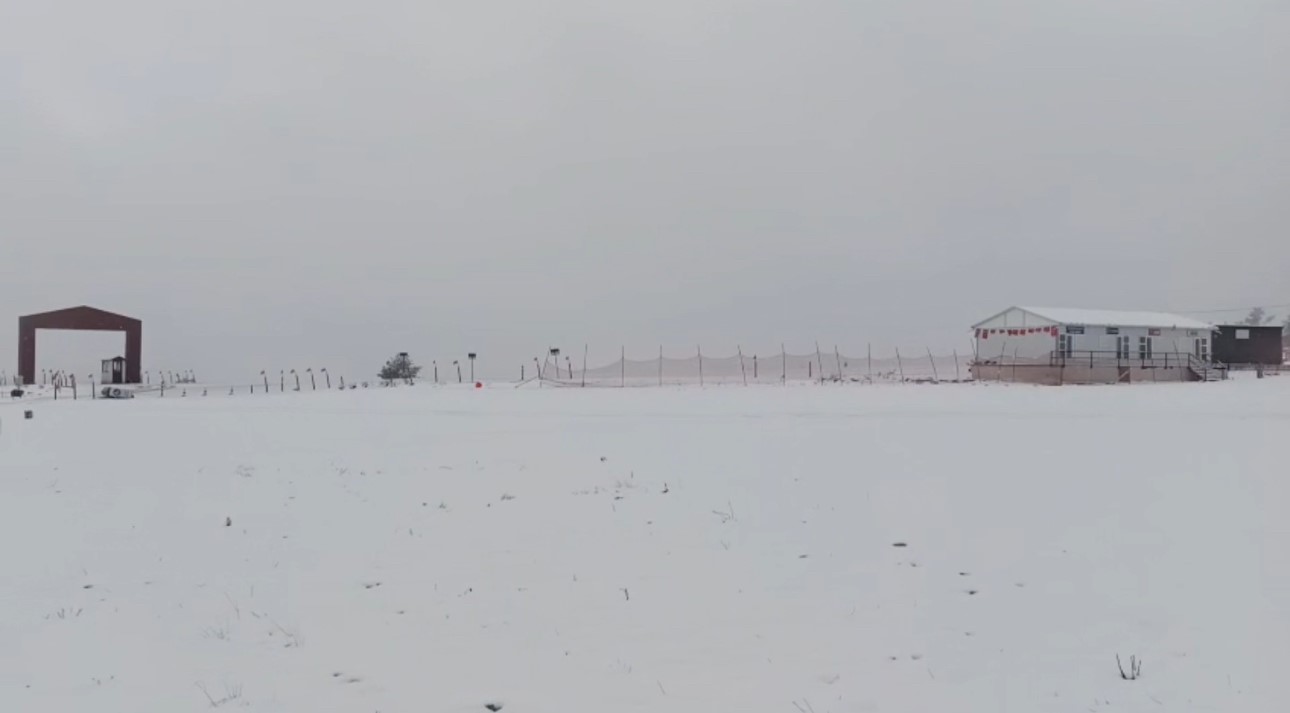 Keltepe Kayak Merkezi nisan ayında beyaz &ouml;rt&uuml;yle kaplandı
