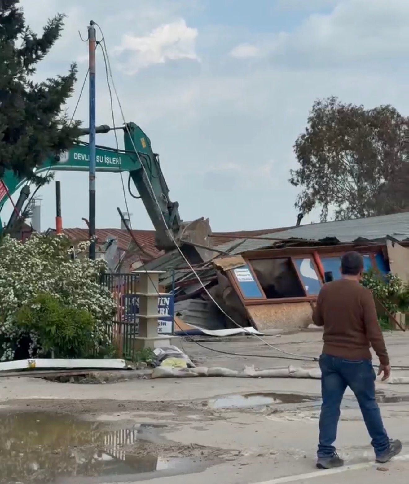 Adana&rsquo;da g&ouml;l kıyısındaki ka&ccedil;ak yapıların yıkımı s&uuml;r&uuml;yor
