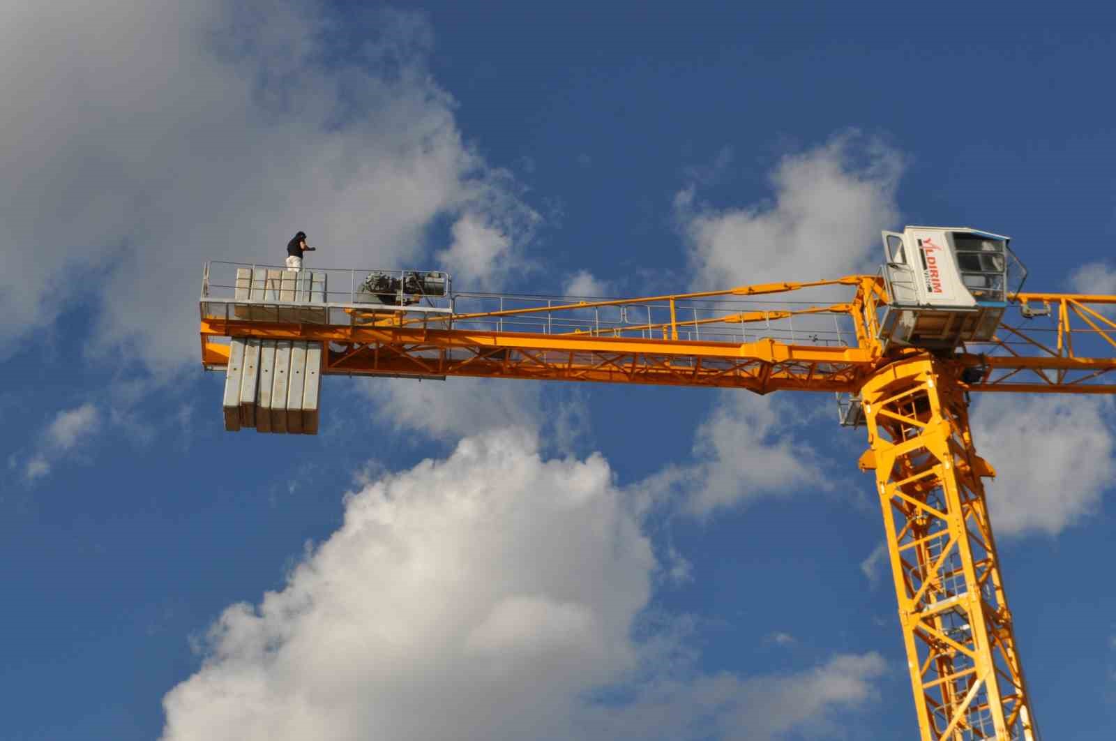 Maaşını alamayınca vincin tepesine &ccedil;ıktı, banka hesabına yatan parayı teyit edip indi
