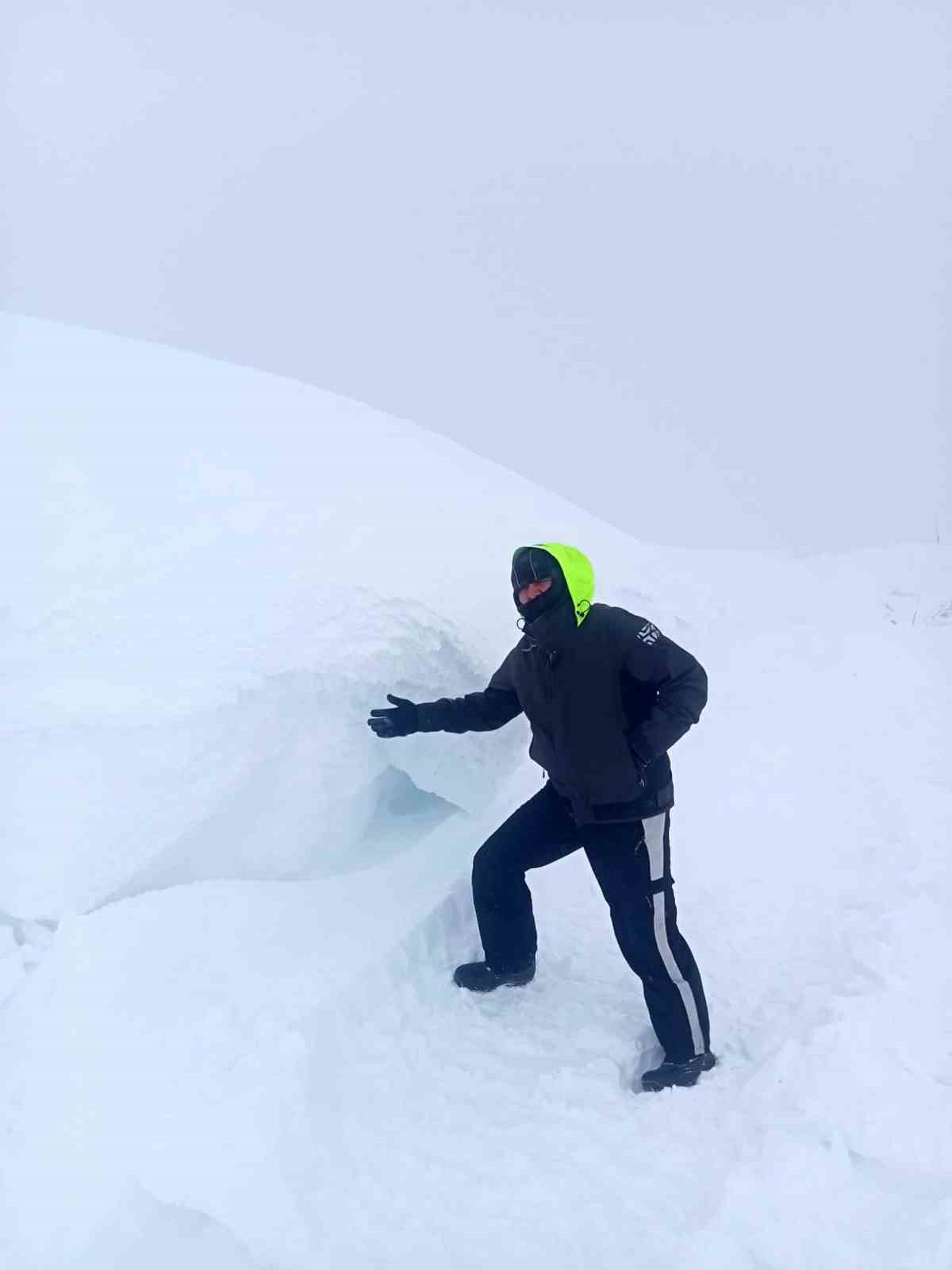 R&uuml;zg&acirc;r t&uuml;rbinlerine ulaşmak i&ccedil;in karla kaplı yollarda adeta t&uuml;nel a&ccedil;tılar

