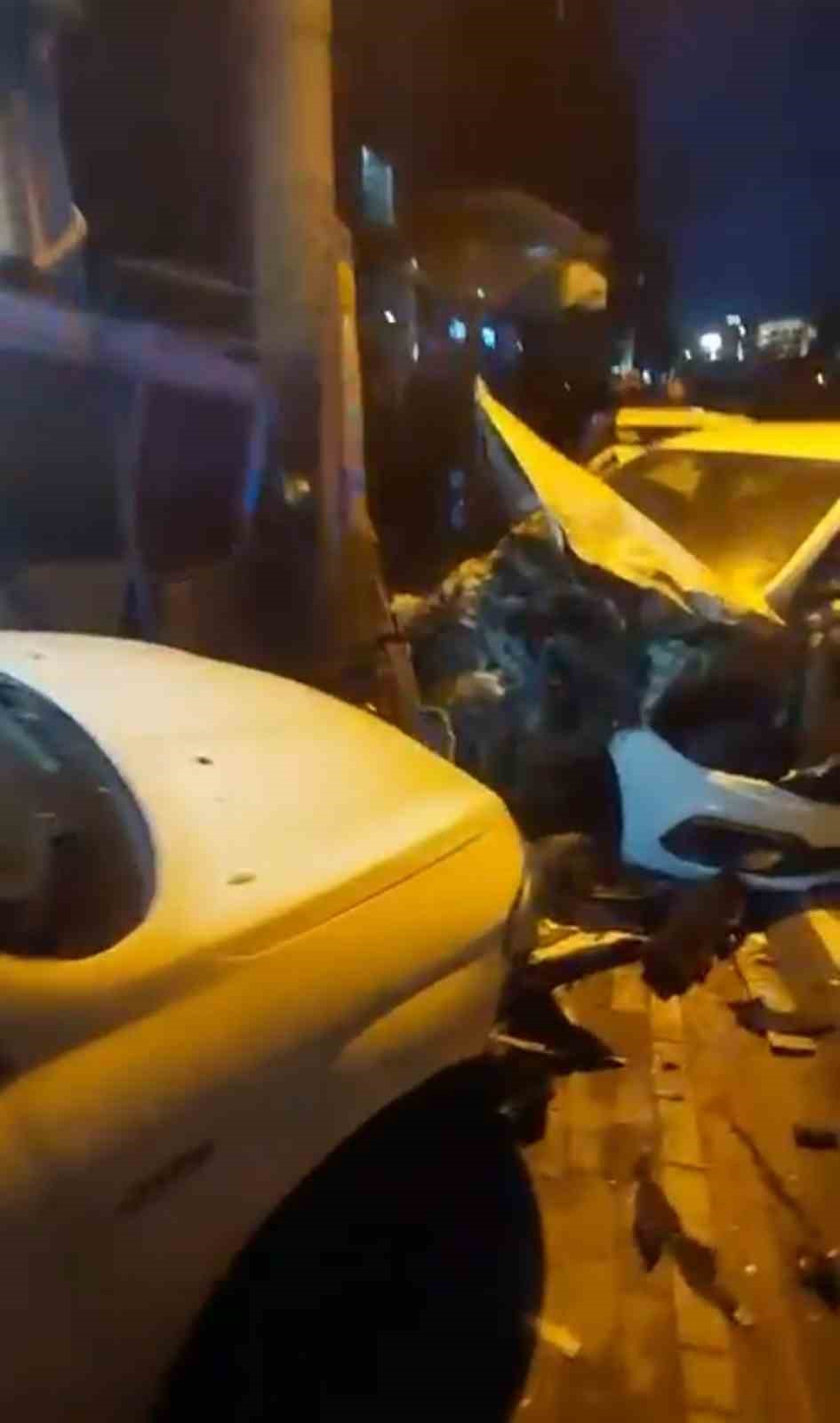 4 araca &ccedil;arptı, hızını alamayıp markete daldı
