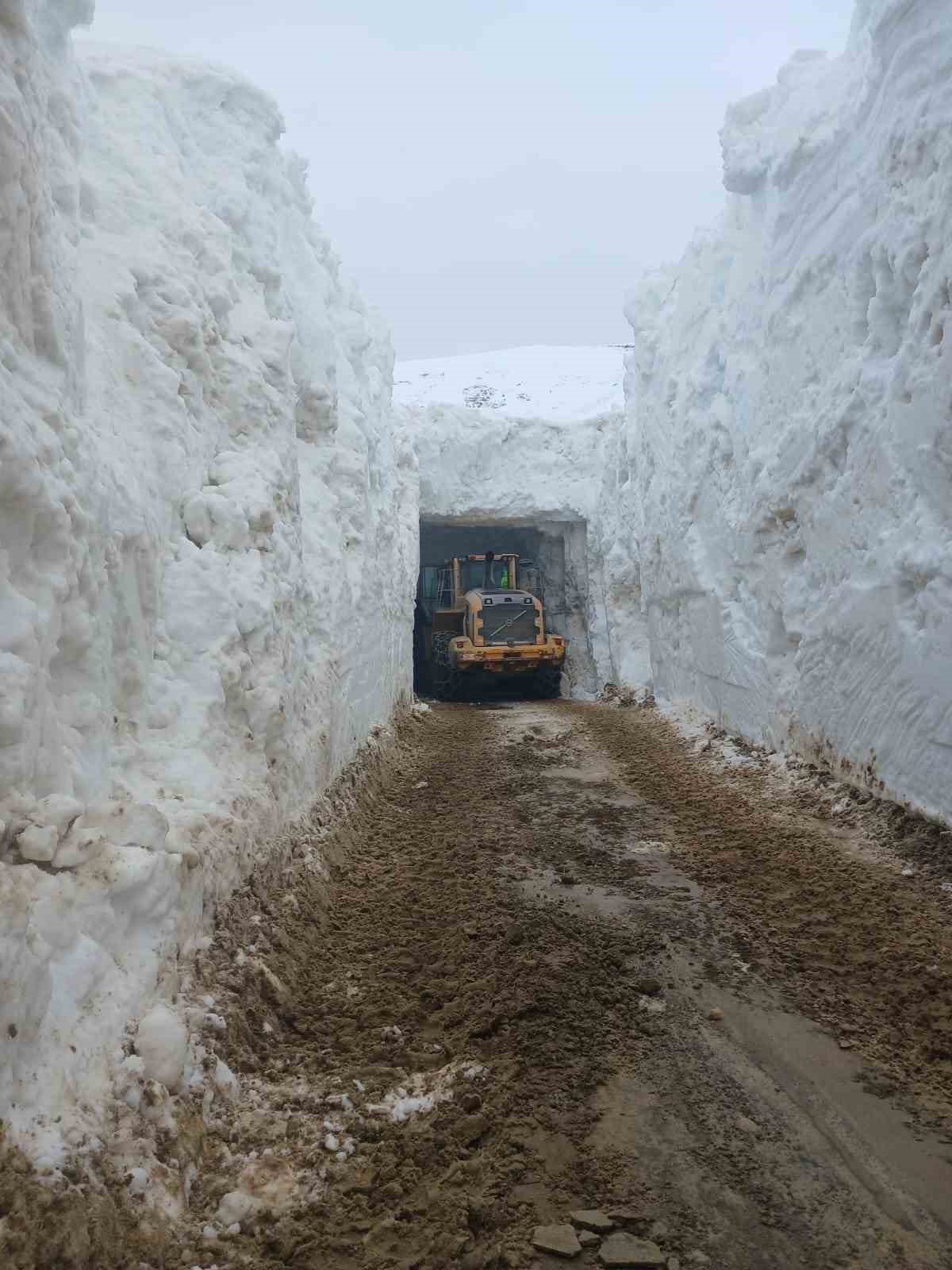Nisan ayında 6 metreyi bulan karda yol a&ccedil;ma &ccedil;alışması
