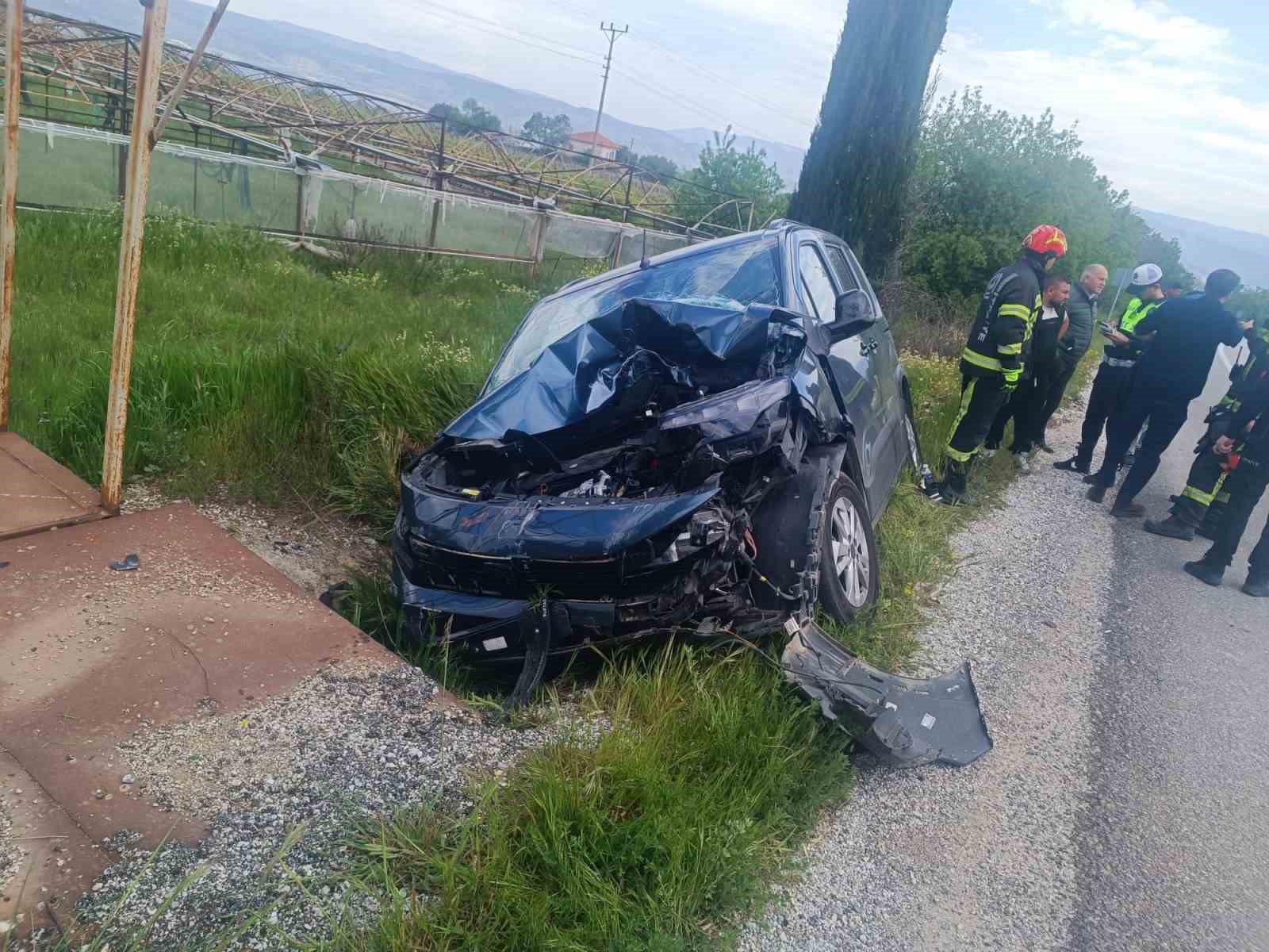 Denizli&rsquo;de trakt&ouml;r ile hafif ticari ara&ccedil; &ccedil;arpıştı
