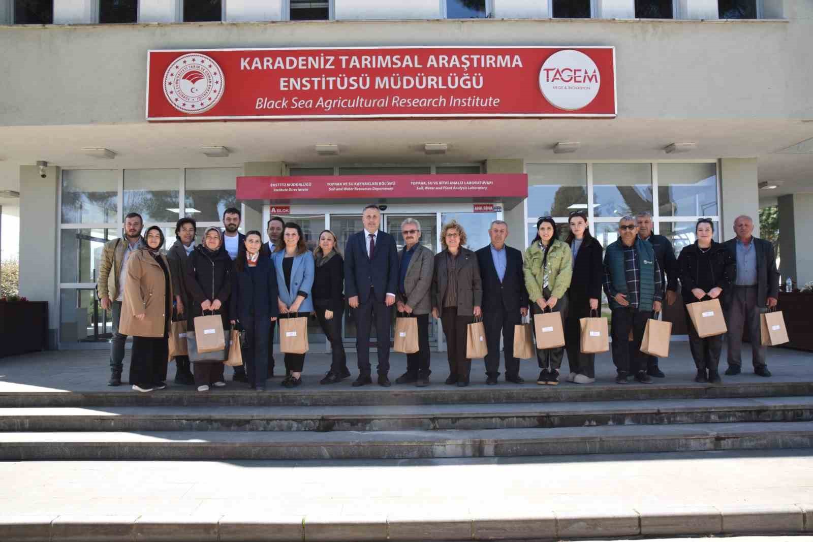 Atakumlu muhtarlara Karadeniz Tarımsal Araştırma Enstitüsü gezisi