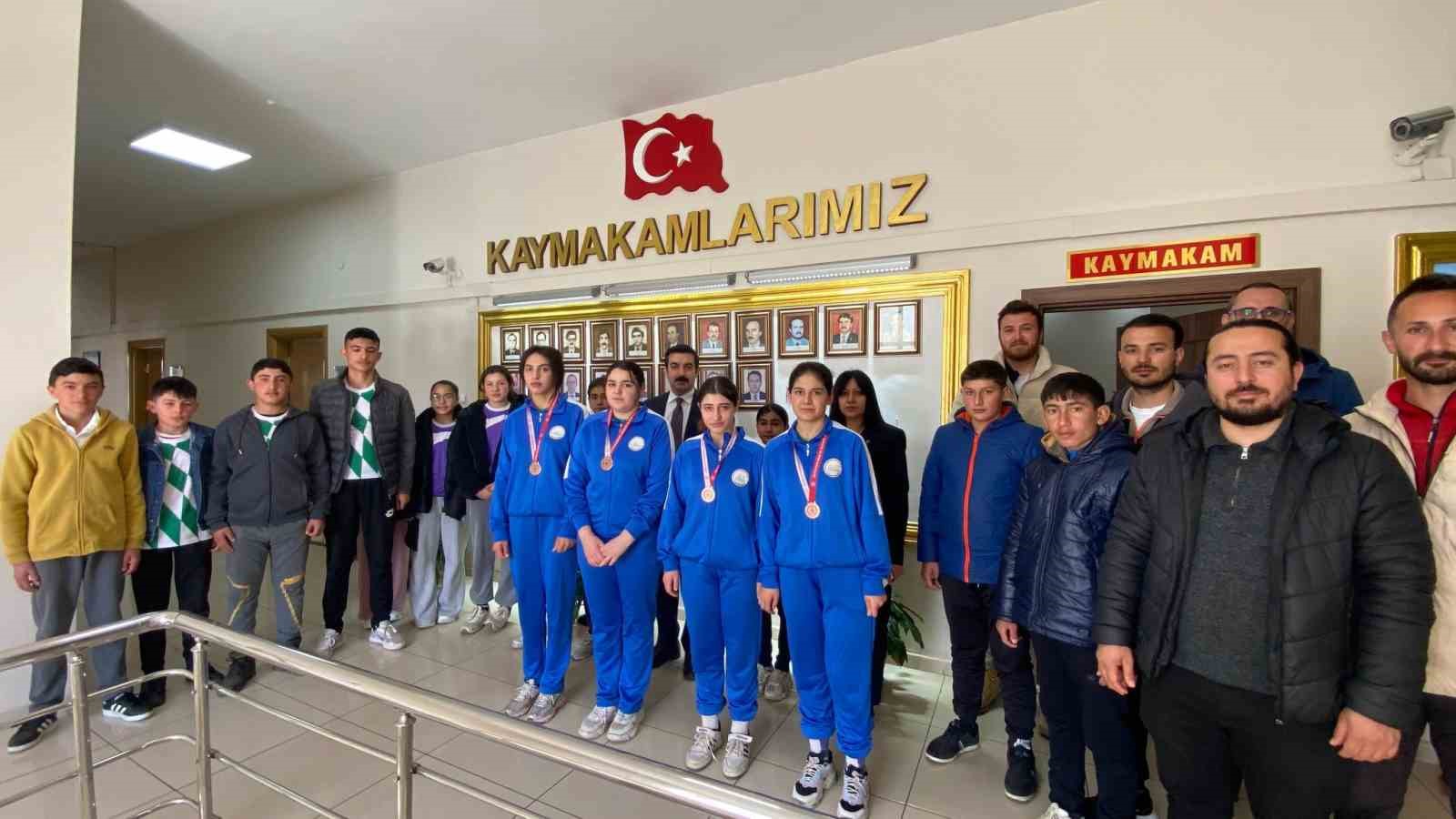 Arpa&ccedil;ay&rsquo;da &ouml;ğrencilerden gururlandıran tablo
