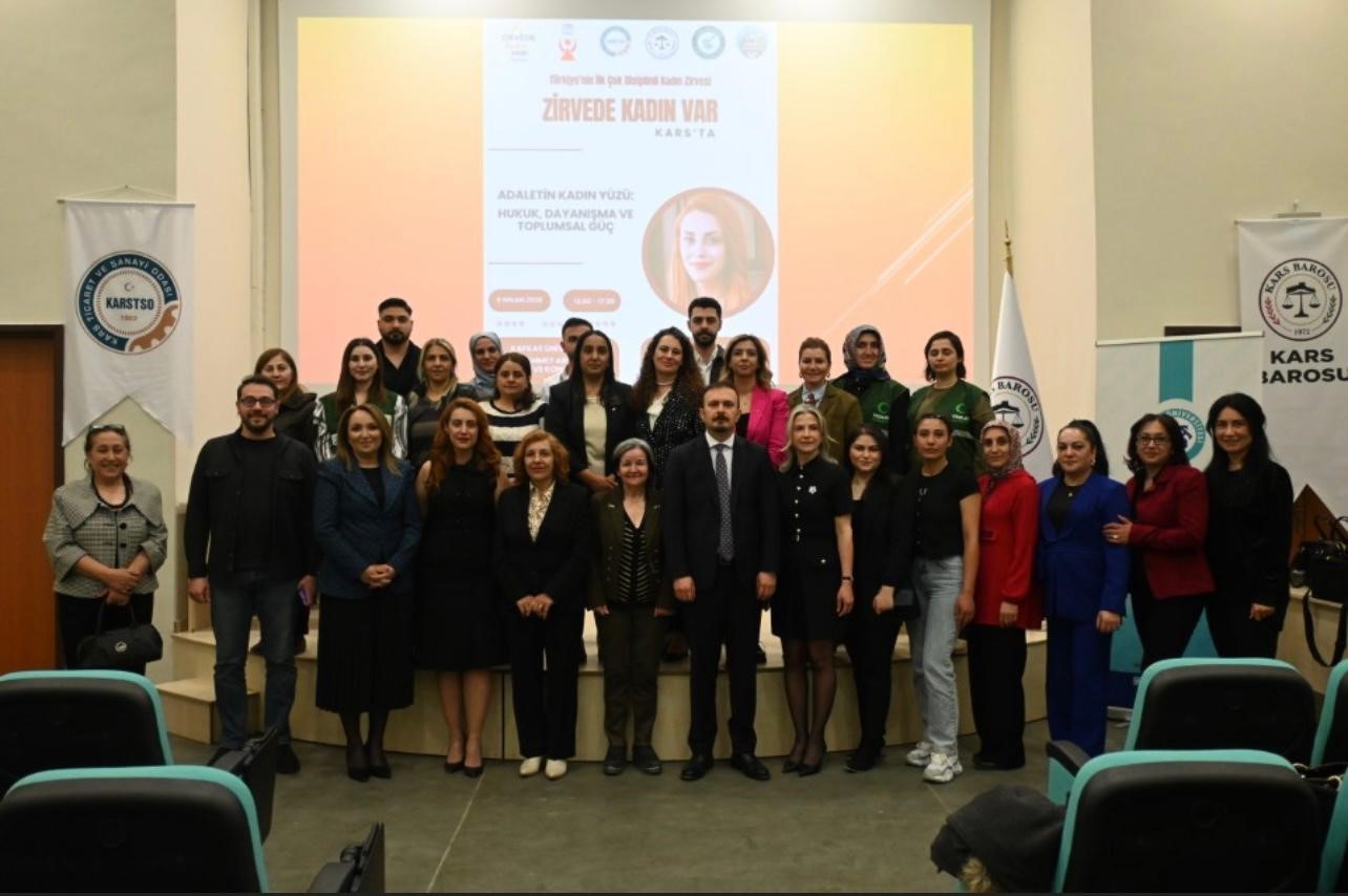 Kars&rsquo;ta, "Zirvede Kadın" paneli yoğun ilgi g&ouml;rd&uuml;
