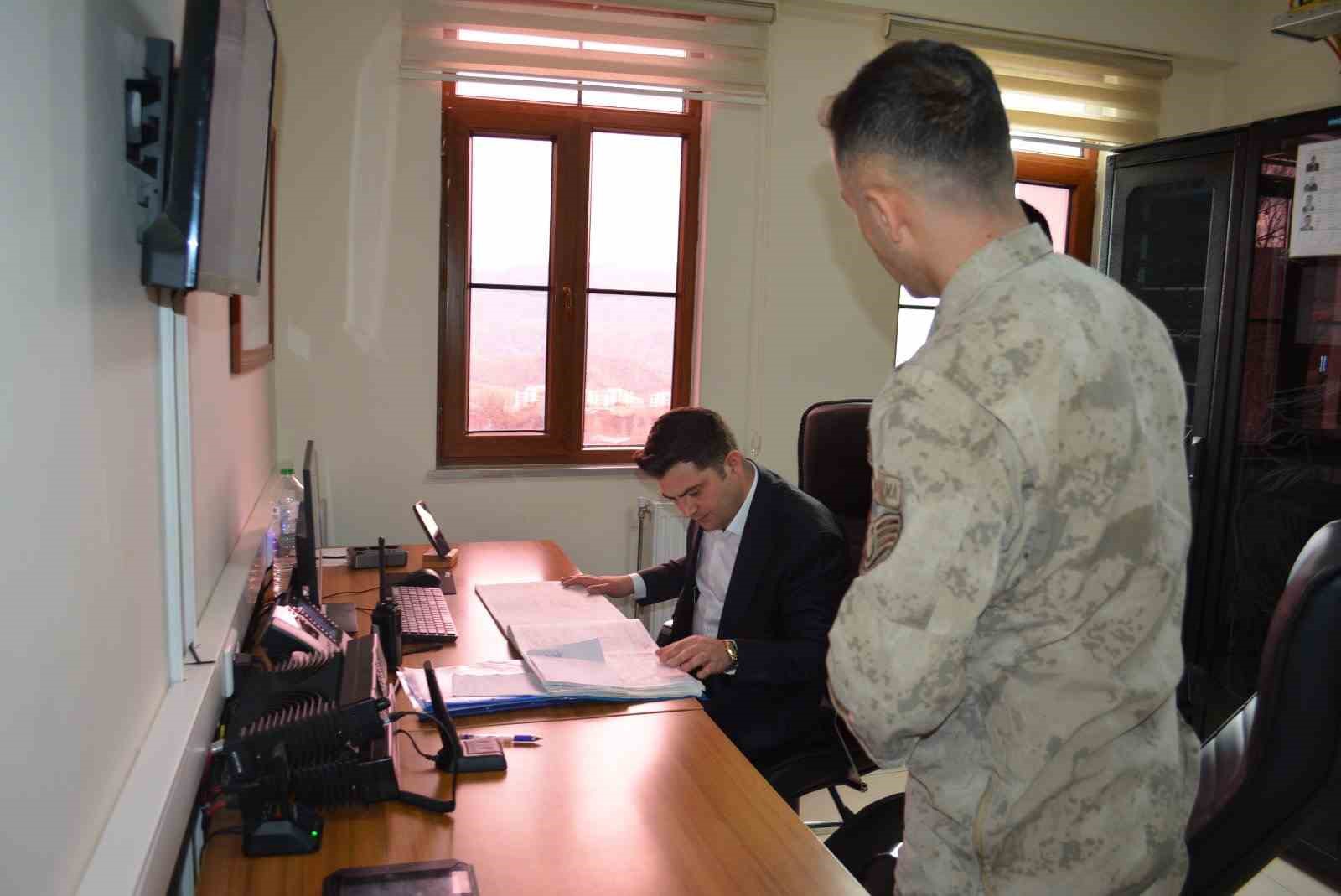 Kaymakam Sarı, jandarmayla bir araya geldi