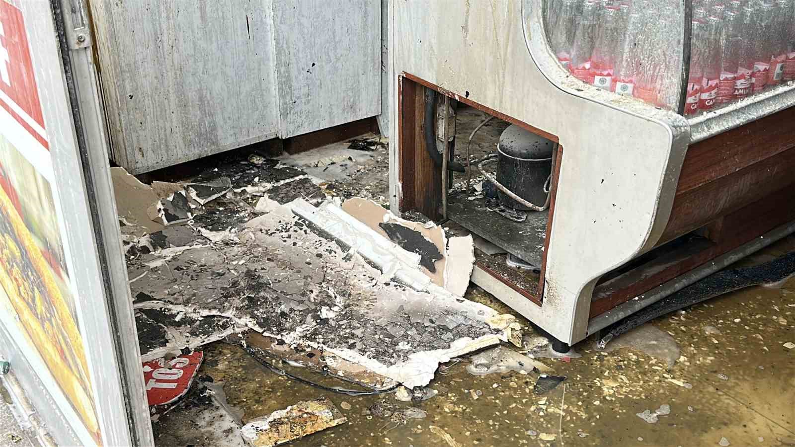 İşletmeci dışarıdayken d&uuml;kkanında yangın &ccedil;ıktı
