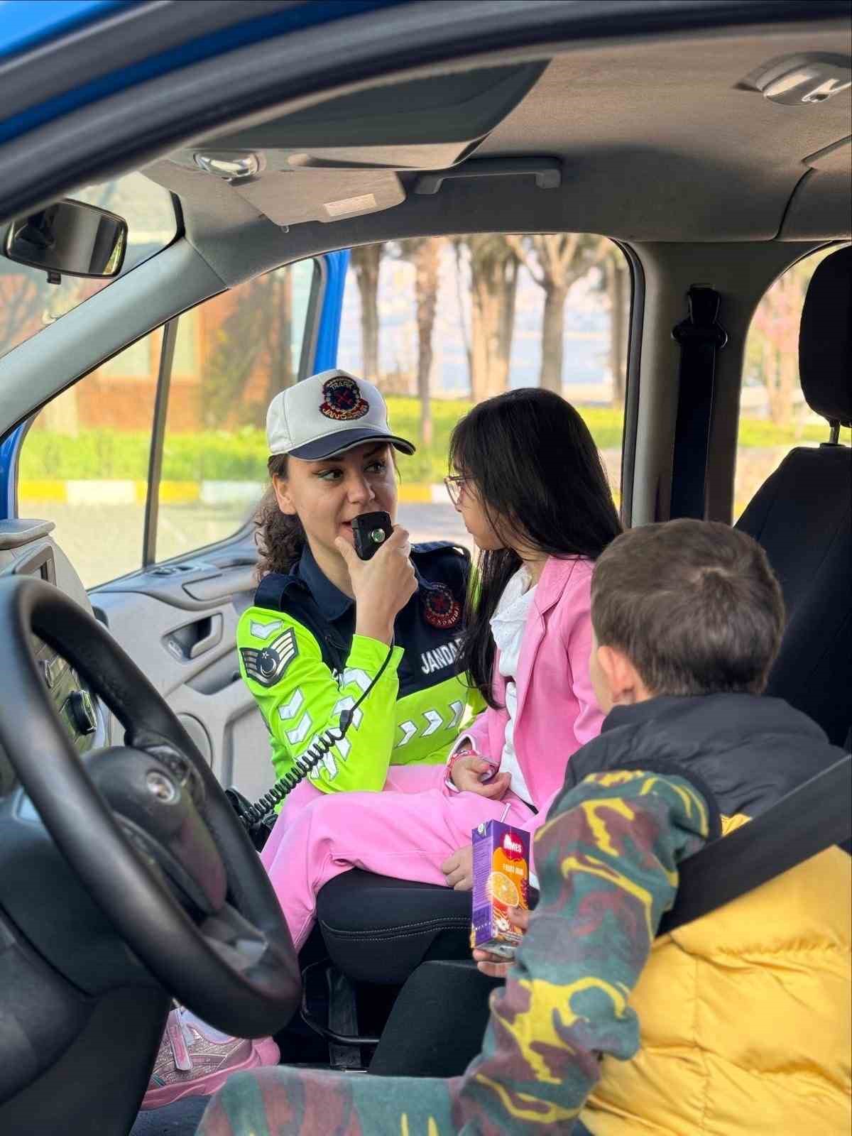 Otizm farkındalığı i&ccedil;in jandarmayı ziyaret ettiler
