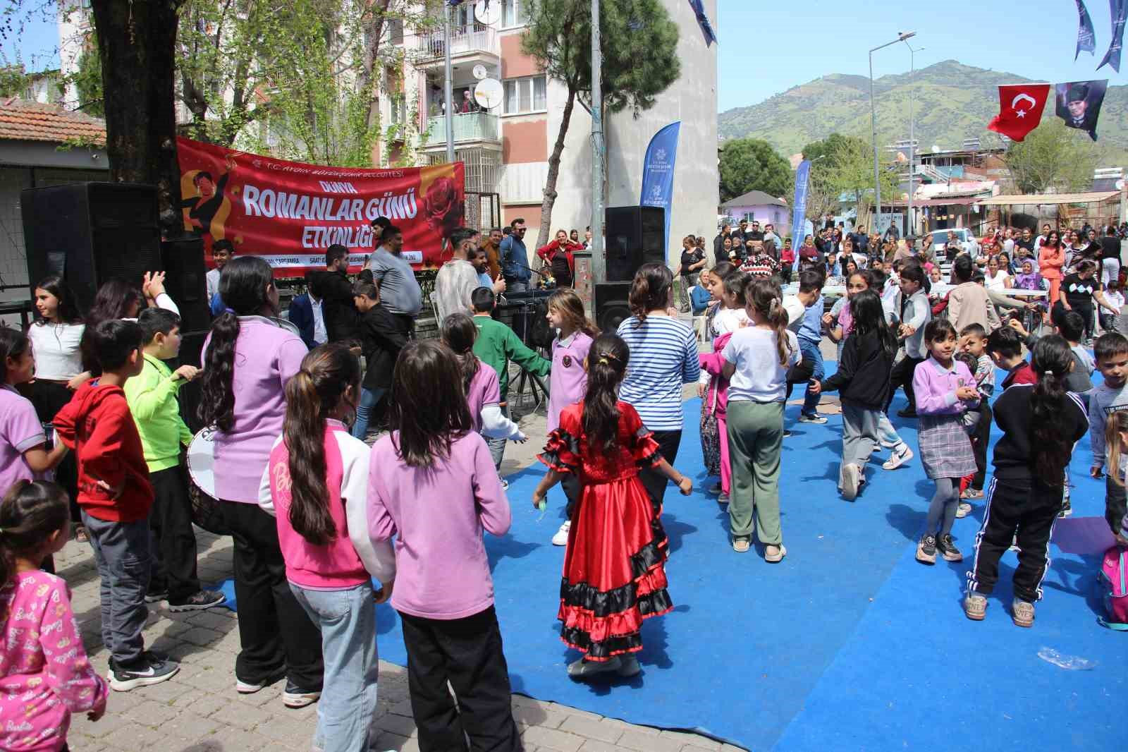 Aydınlı Romanlar günlerini doyasıya eğlenerek kutladı
