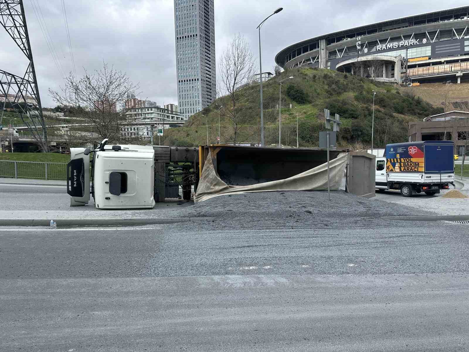 Sarıyer’de hafriyat kamyonu devrildi: Sürücü yaralandı