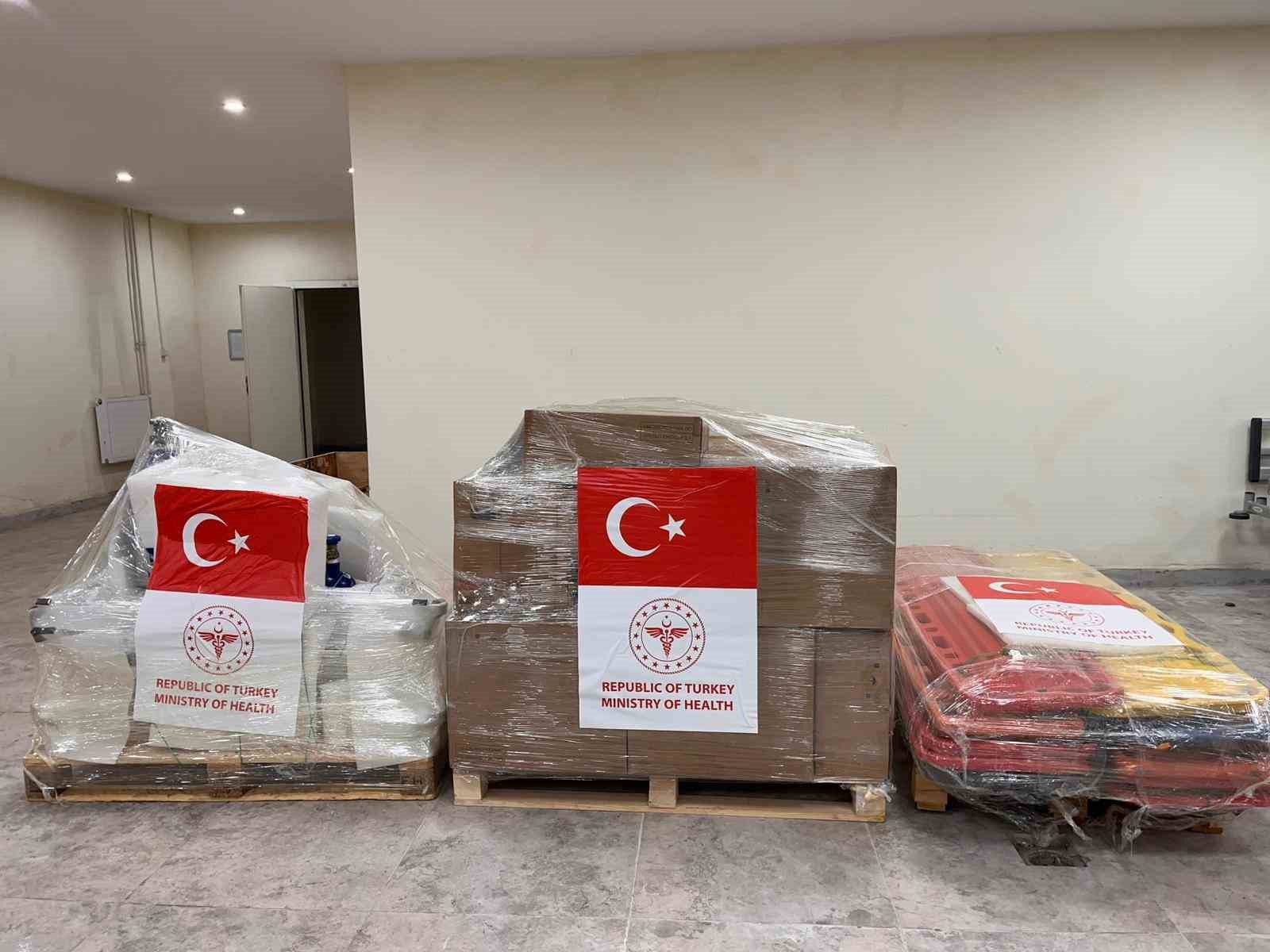 Bakan Memişoğlu: "Tıbbi malzeme ve cihazlarla y&uuml;kl&uuml; yardım tırlarımız İran&rsquo;a doğru yola &ccedil;ıktı"
