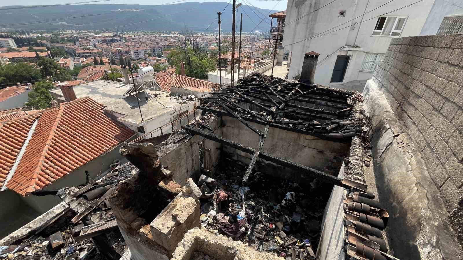 Menteşe&rsquo;de k&uuml;le d&ouml;nen evleri i&ccedil;in iki kardeş yardım bekliyor

