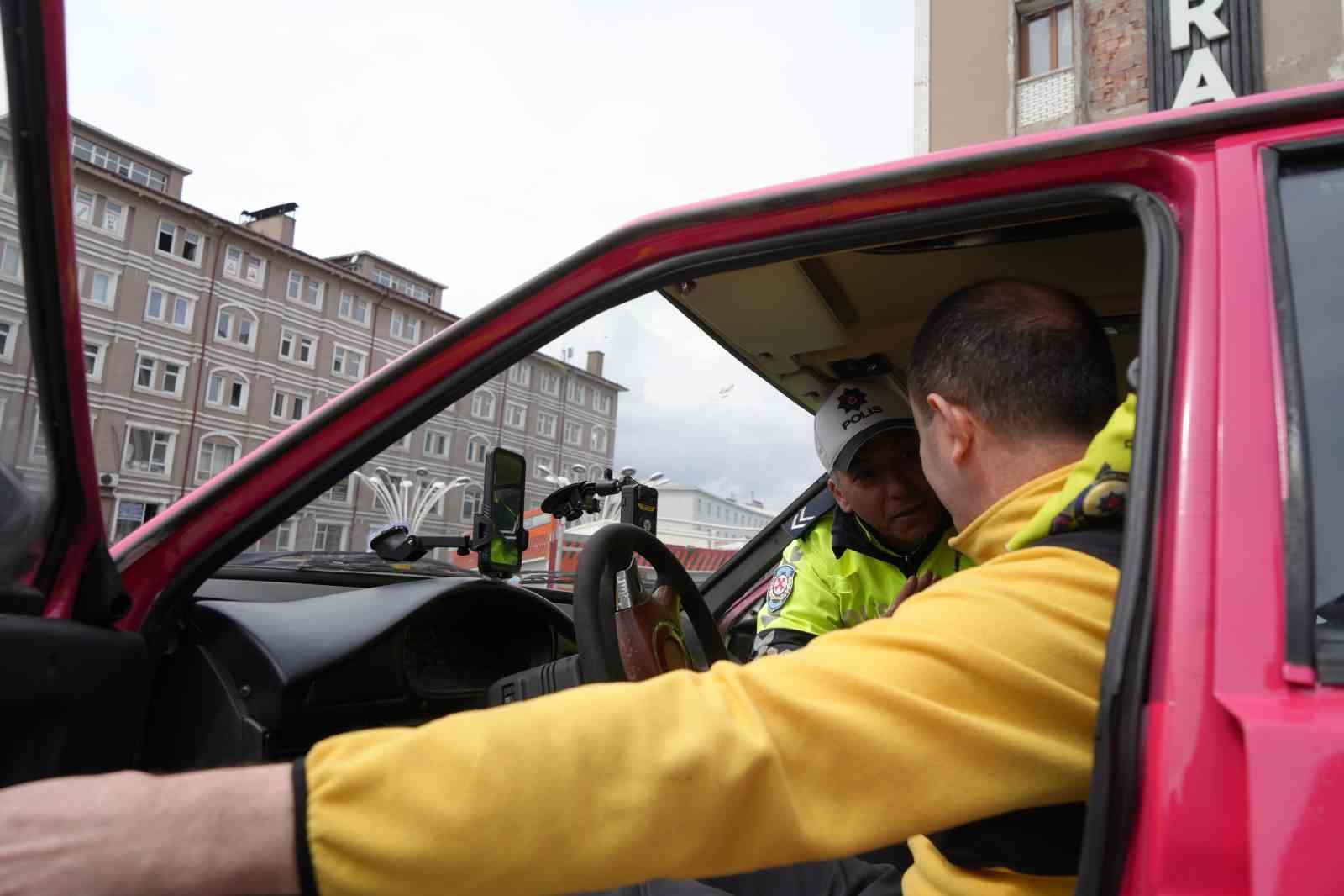 Erzurum’da hayati deneyim: Kaza anını birebir yaşadılar