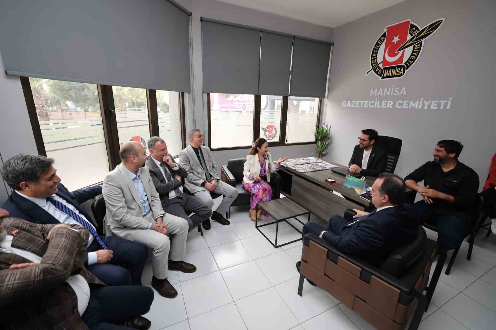 Yerel y&ouml;neticiler, gazetecilerle bir araya gelerek 69. yıl coşkusunu paylaştı
