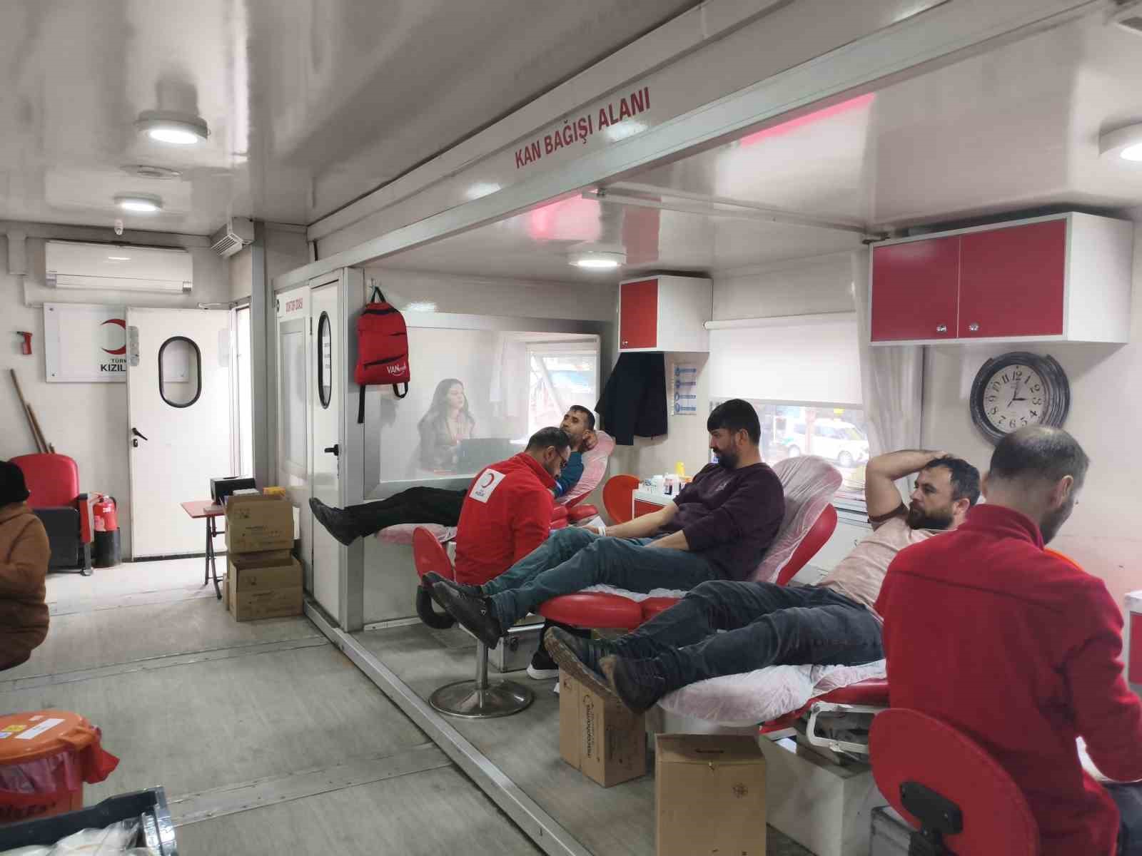 Kızılay&rsquo;ın Ahlat&rsquo;taki kan bağışına vatandaşlardan yoğun ilgi
