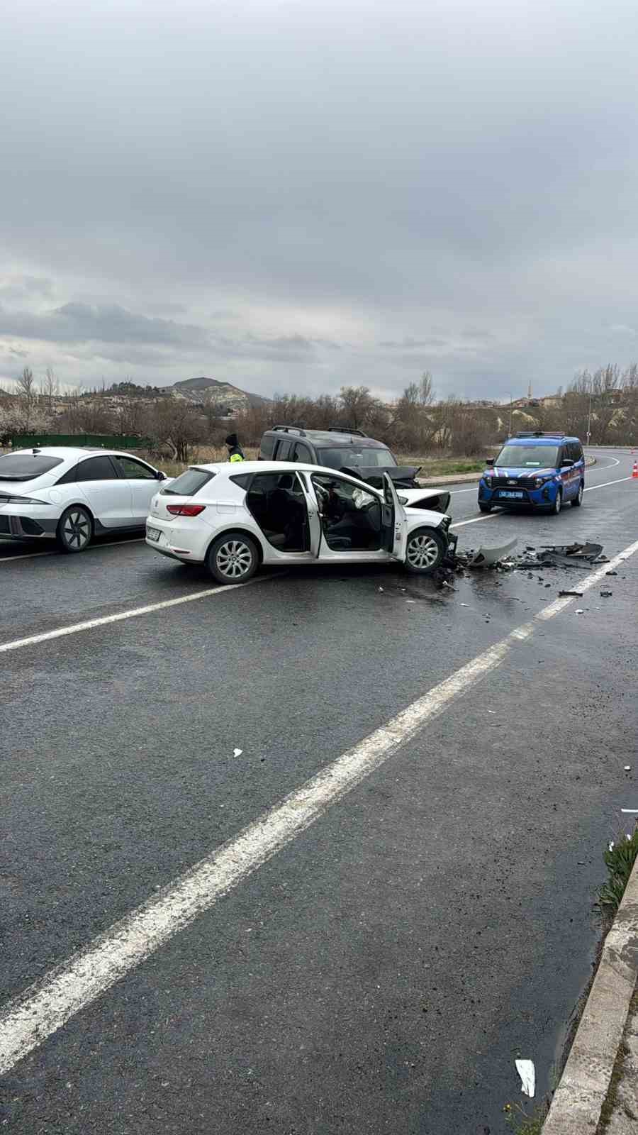 Otomobil ile hafif ticari araç kafa kafaya çarpıştı: 4 yaralı
