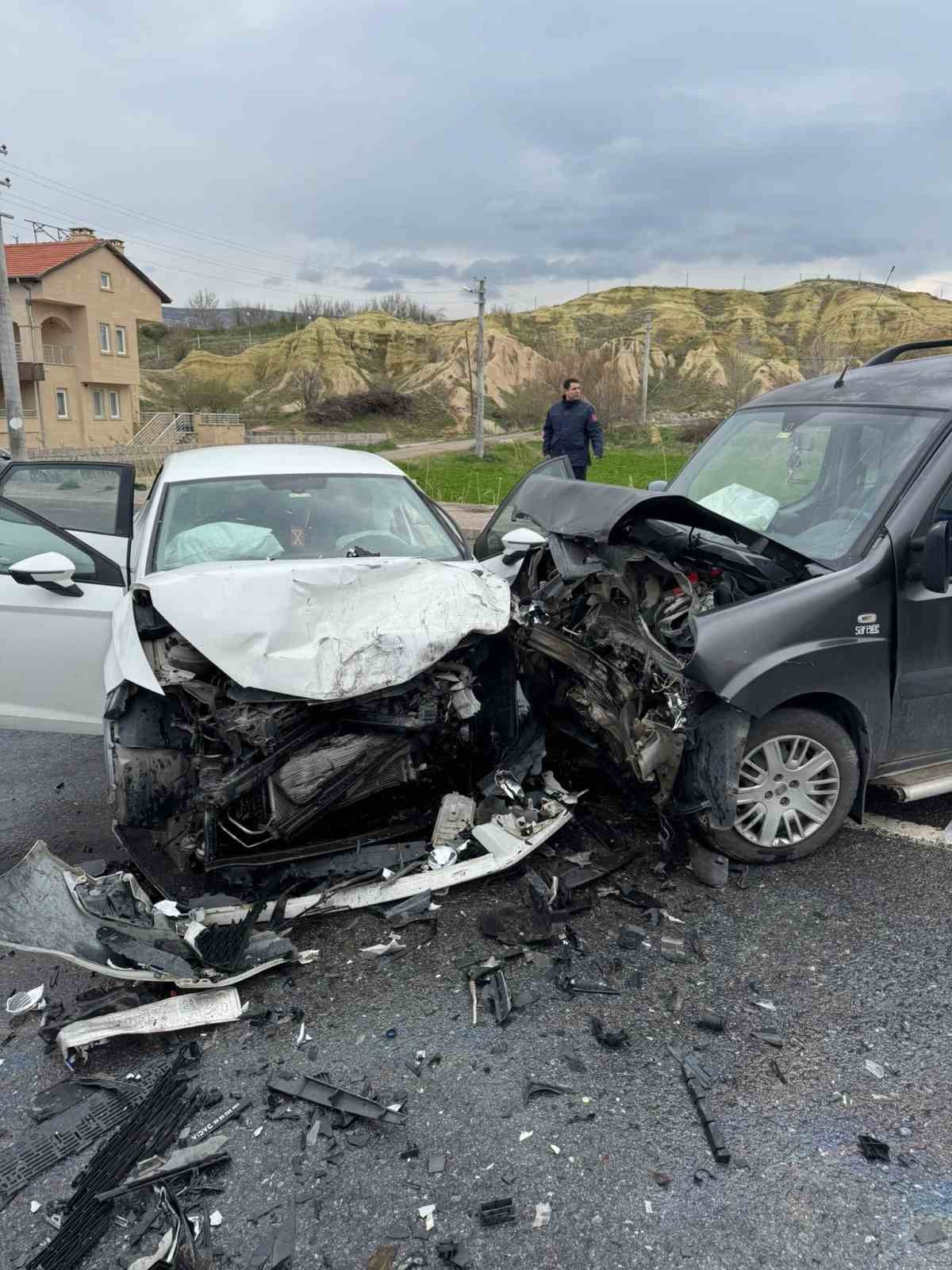 Otomobil ile hafif ticari ara&ccedil; kafa kafaya &ccedil;arpıştı: 4 yaralı
