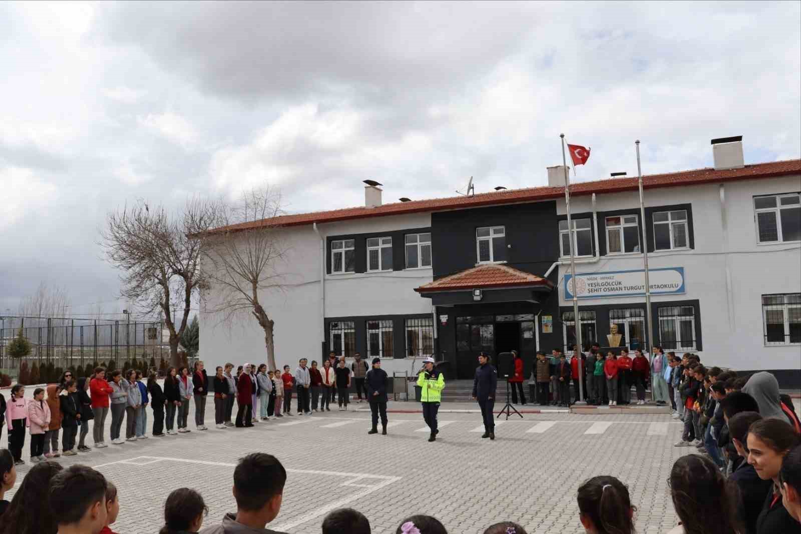 Jandarmadan Niğde&rsquo;de &ouml;ğrencilere meslek tanıtımı ve g&uuml;venlik eğitimi
