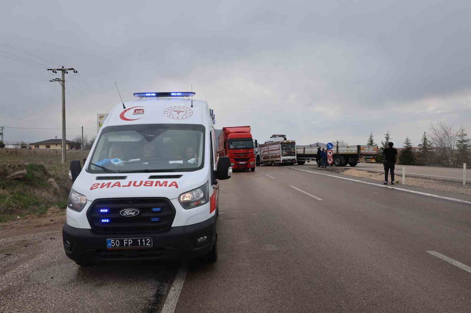 Tır ile kamyonet &ccedil;arpıştı: 2 yaralı
