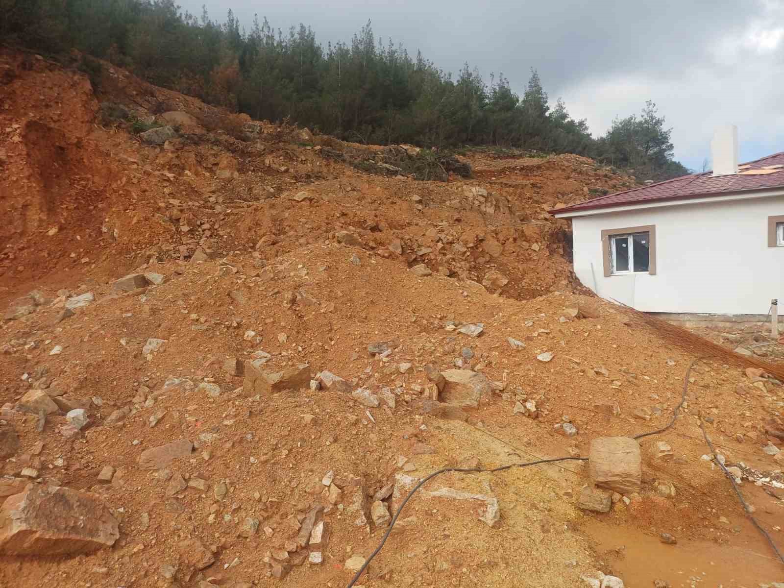 Osmaniye’de yağış sonrası heyelan: Bazı evlerin çevresinde çatlaklar oluştu