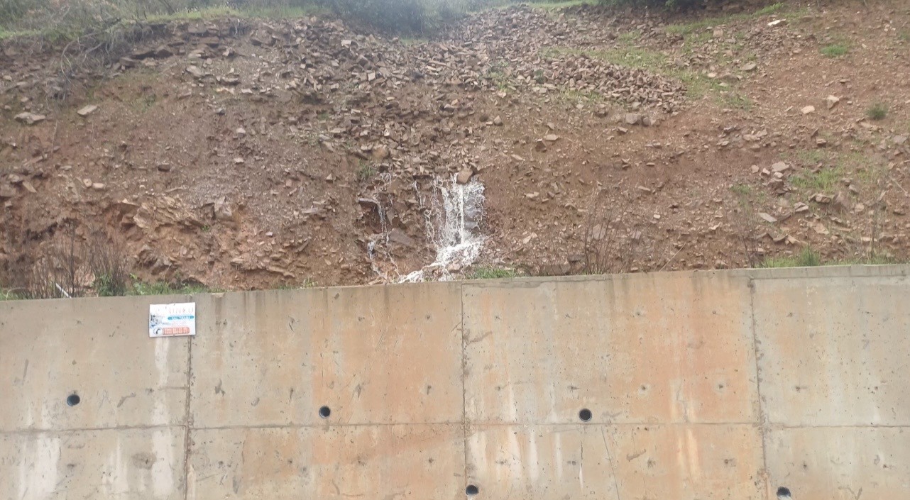 Osmaniye&rsquo;de yağış sonrası heyelan: Bazı evlerin &ccedil;evresinde &ccedil;atlaklar oluştu
