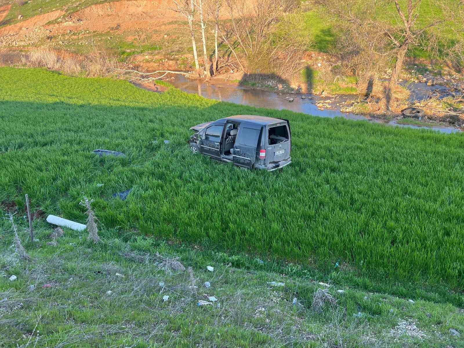 Hafif ticari araç şarampole yuvarlandı