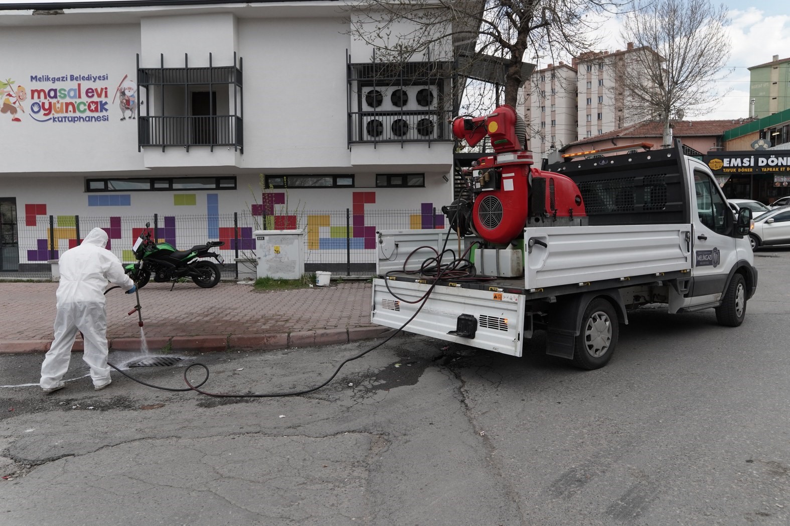 Melikgazi&rsquo;de haşeresiz ve sivrisineksiz bir yaz i&ccedil;in ila&ccedil;lama yapıldı
