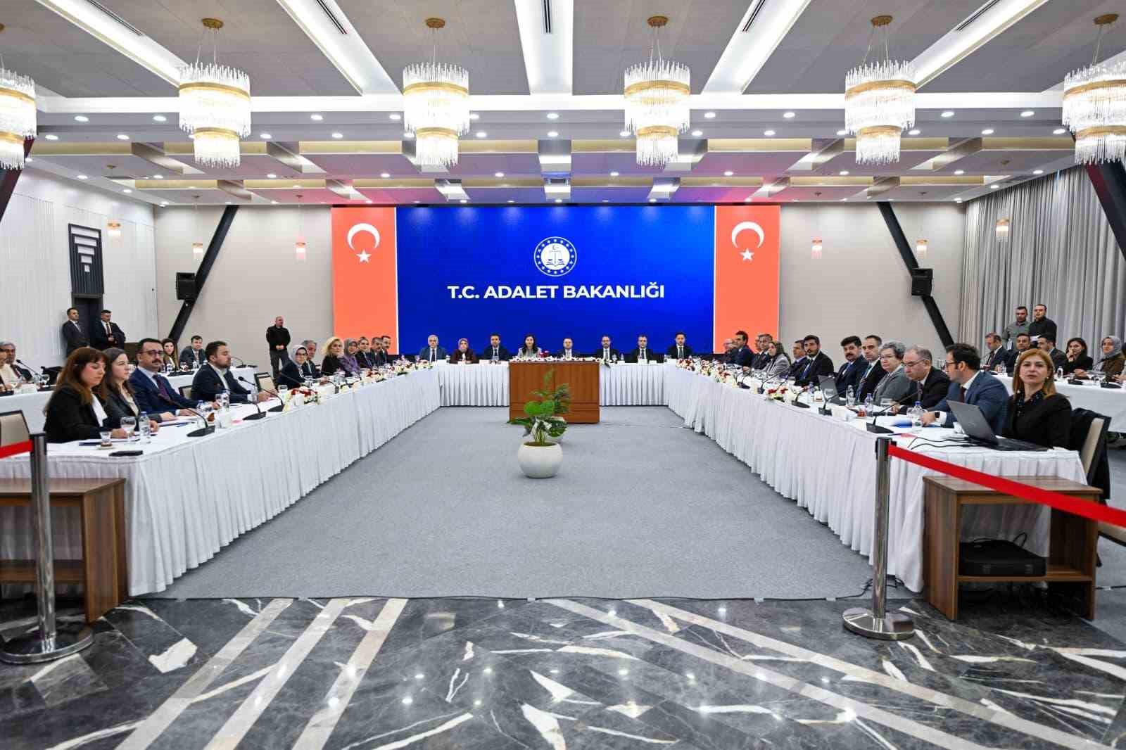 Bakan G&uuml;rlek: "Toplumun y&uuml;zde 81&rsquo;inin &ccedil;ocuklara verilen cezaların yetersiz olduğu konusunda bir algısı var"
