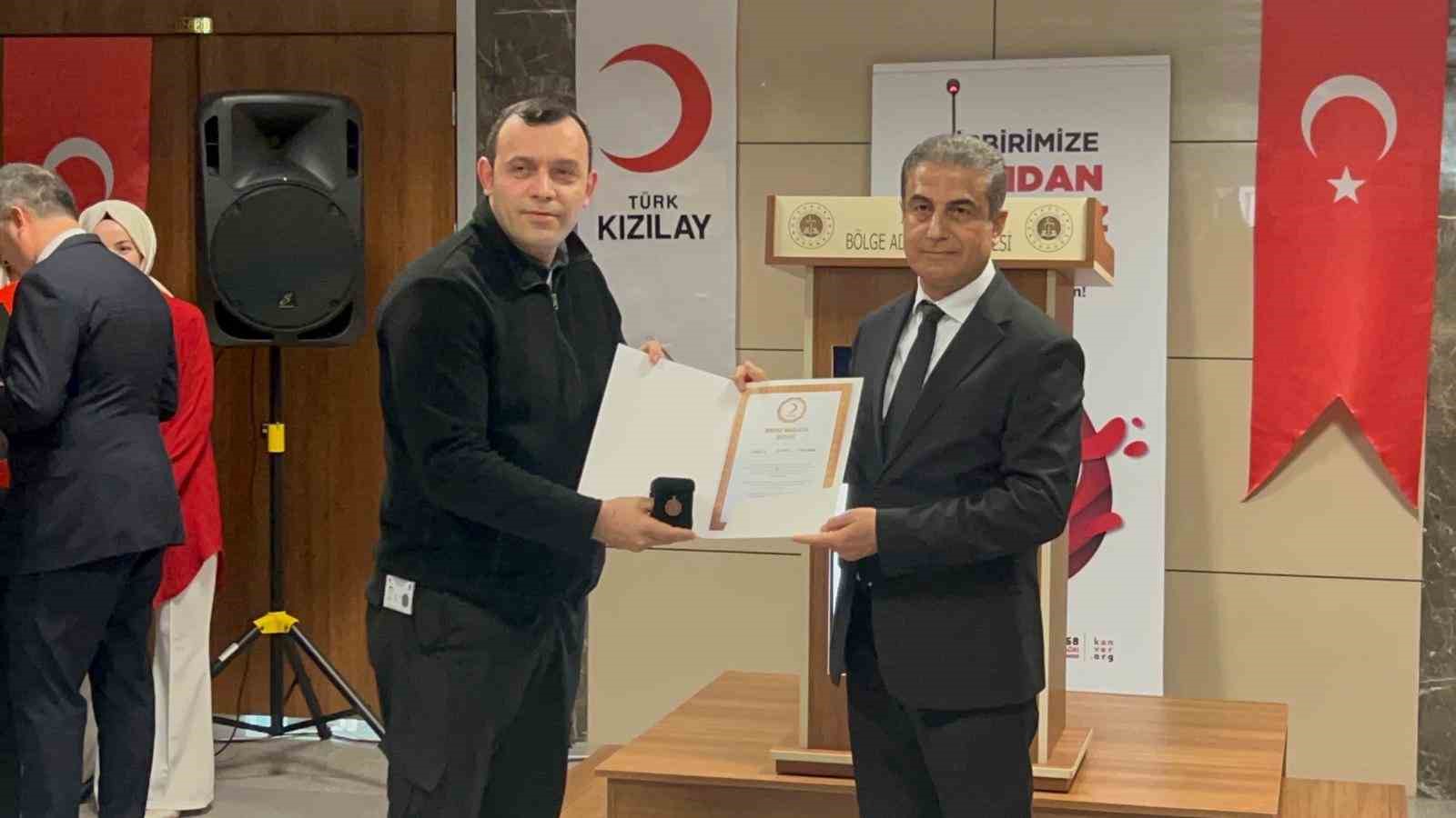 B&ouml;lge Adliye Mahkemesi&rsquo;nde kan bağışında bulunan adliye personeline plaket verildi
