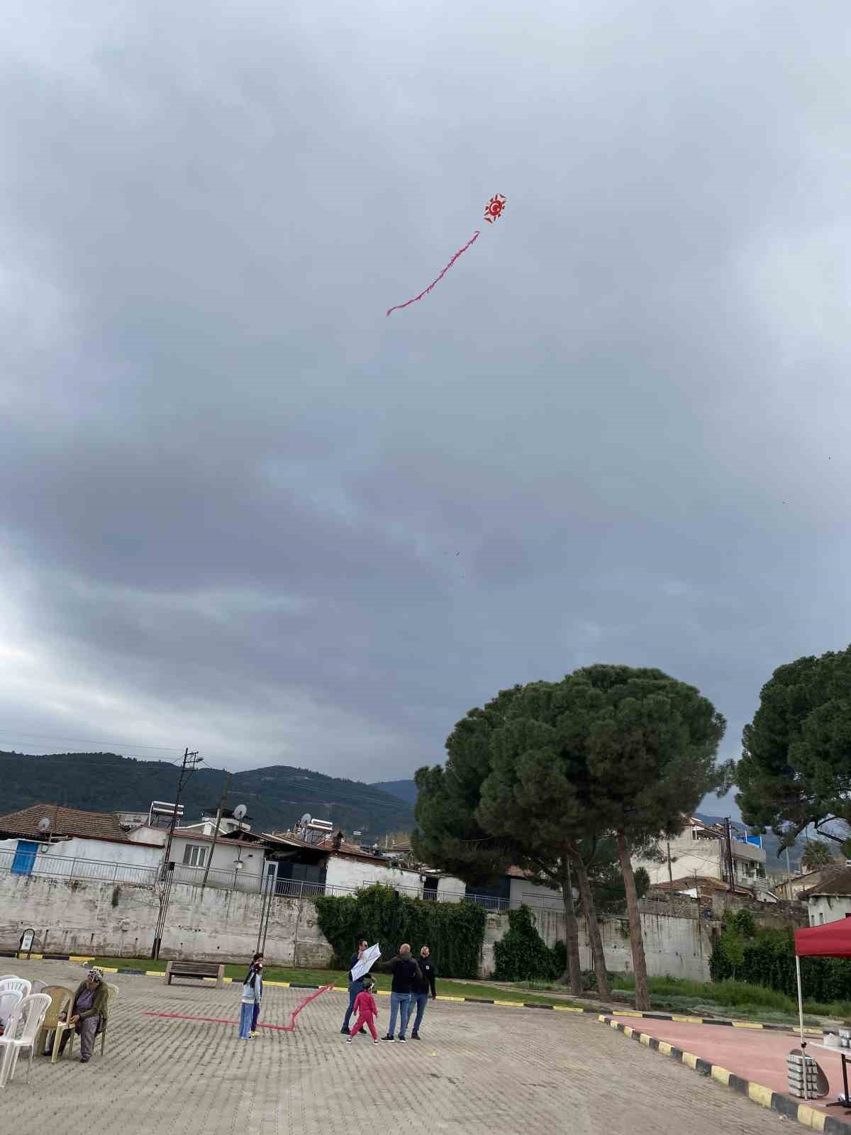 Alaşehir&rsquo;de Romanlar G&uuml;n&uuml; u&ccedil;urtma şenliğiyle kutlandı
