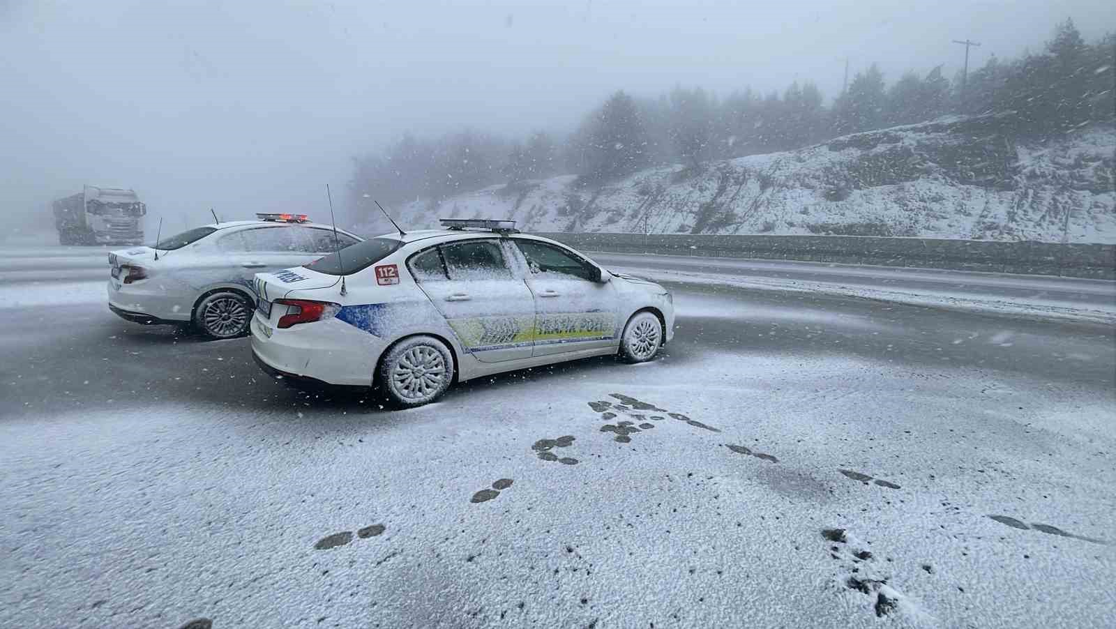 Sivas&rsquo;ta kış geri d&ouml;nd&uuml;: Ge&ccedil;itler karla kaplandı
