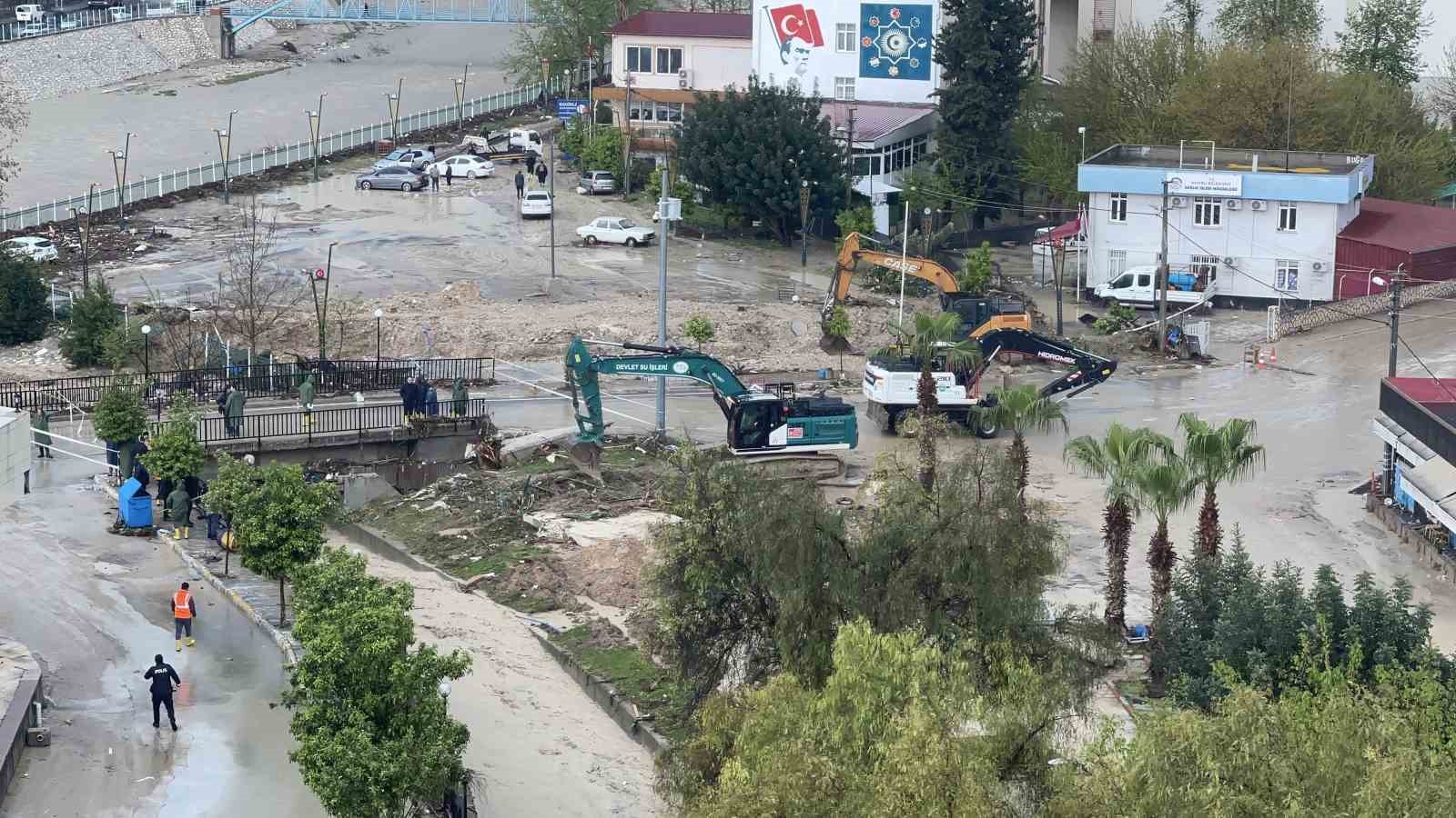 Osmaniye’de sel alarmı: 251 araç, bin 93 personel görevde