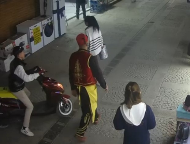 Tarihi &ccedil;arşıda motosiklet kazası: Yayaya &ccedil;arpıp ka&ccedil;tı
