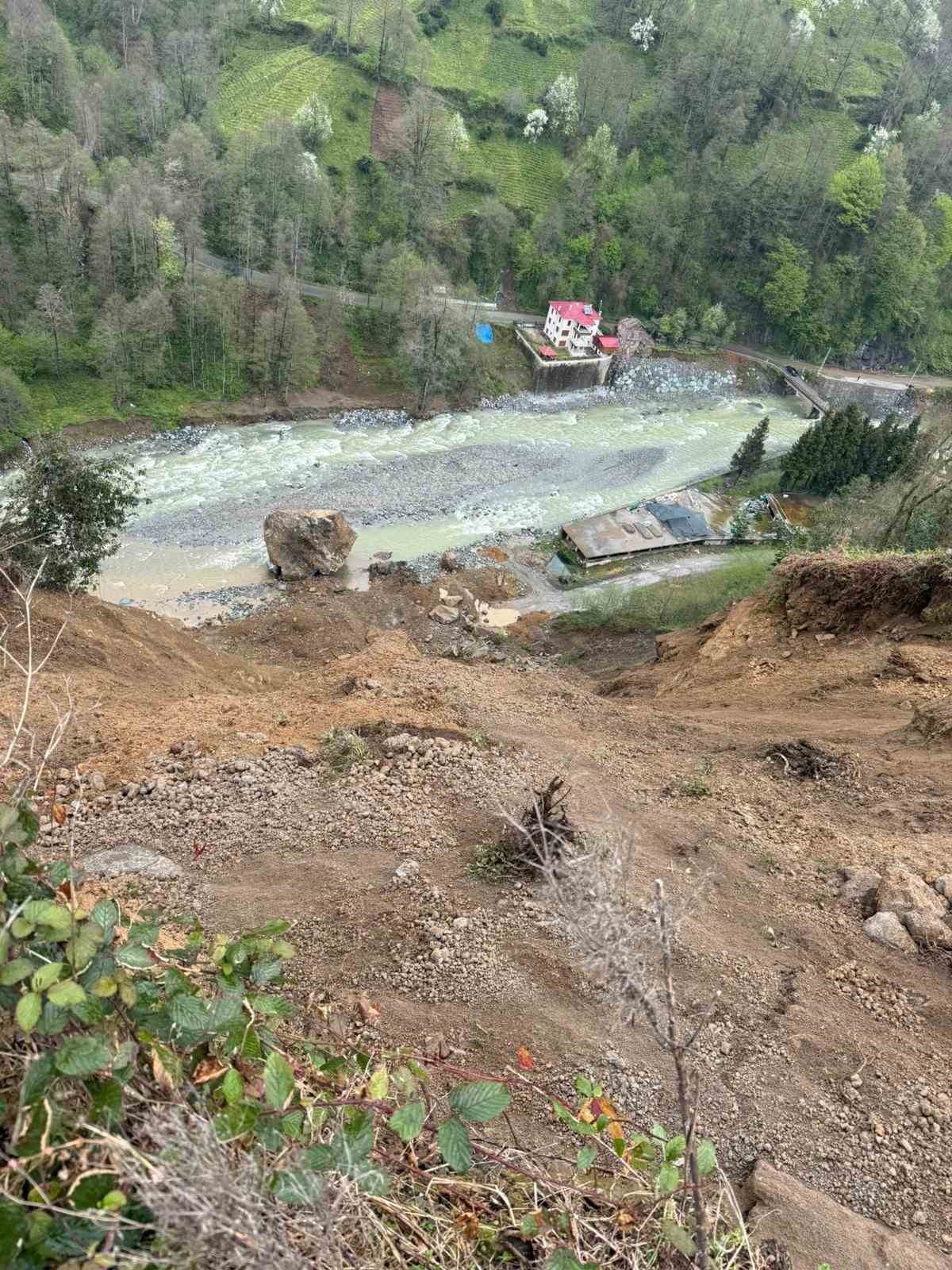 Ardeşen&rsquo;de korkutan heyelan
