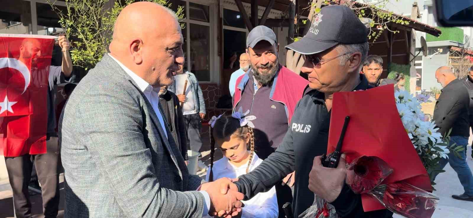 Kavga ihbarına giden polislere s&uuml;rpriz karşılama
