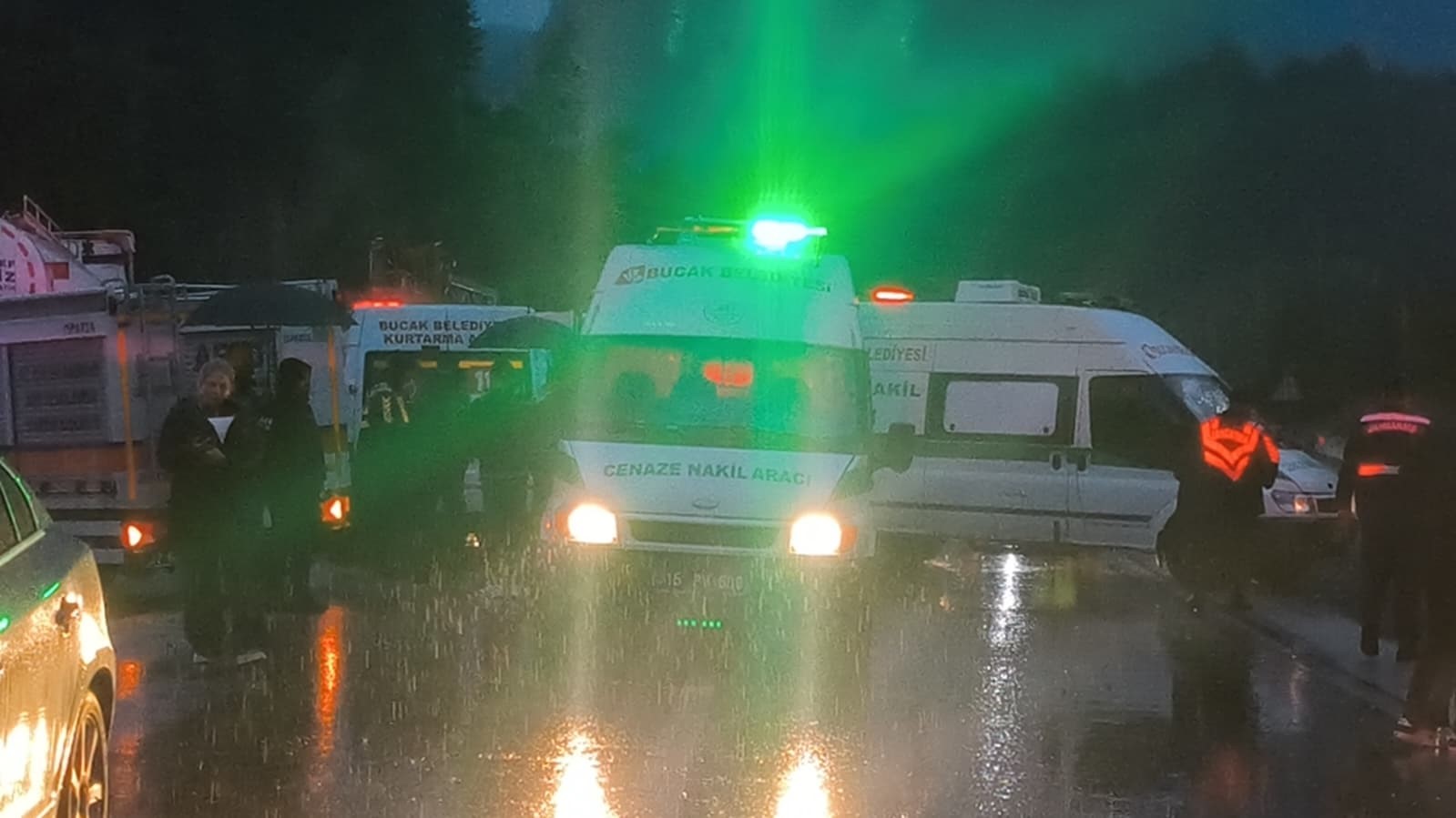 Antalya-Isparta karayolunda iş&ccedil;ileri taşıyan minib&uuml;s ile beton mikseri &ccedil;arpıştı: 7 &ouml;l&uuml;, 7 yaralı
