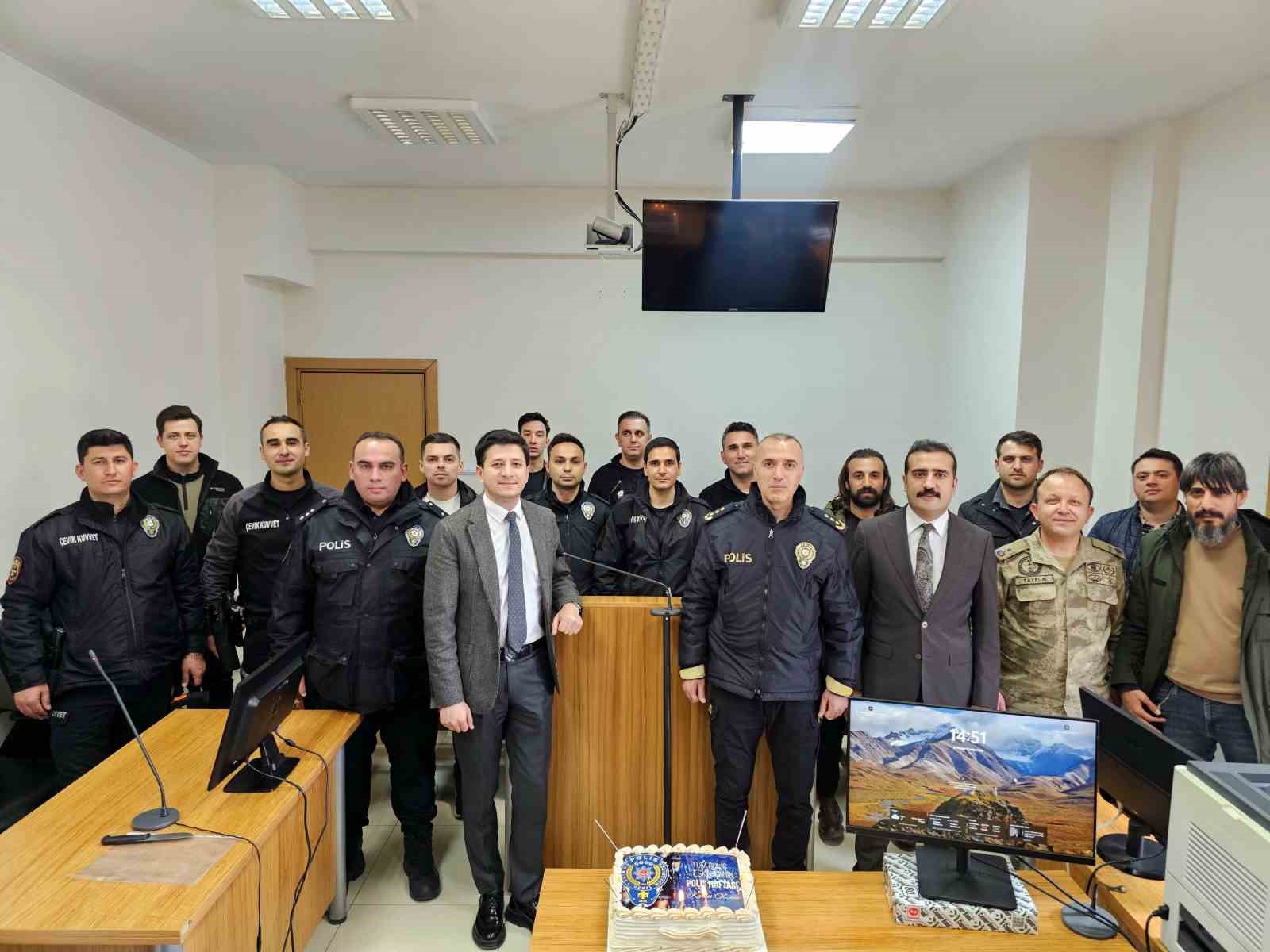 Tatvan Adliyesi’nde polislere sürpriz kutlama