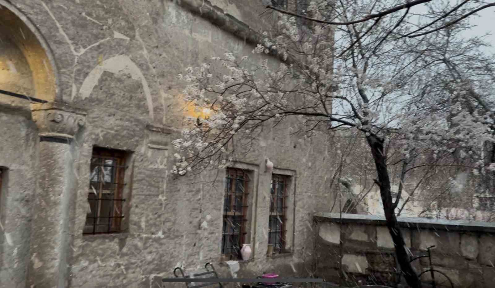 Meyve ağa&ccedil;larının &ccedil;i&ccedil;ek a&ccedil;tığı G&uuml;zelyurt&rsquo;ta kar yağışı
