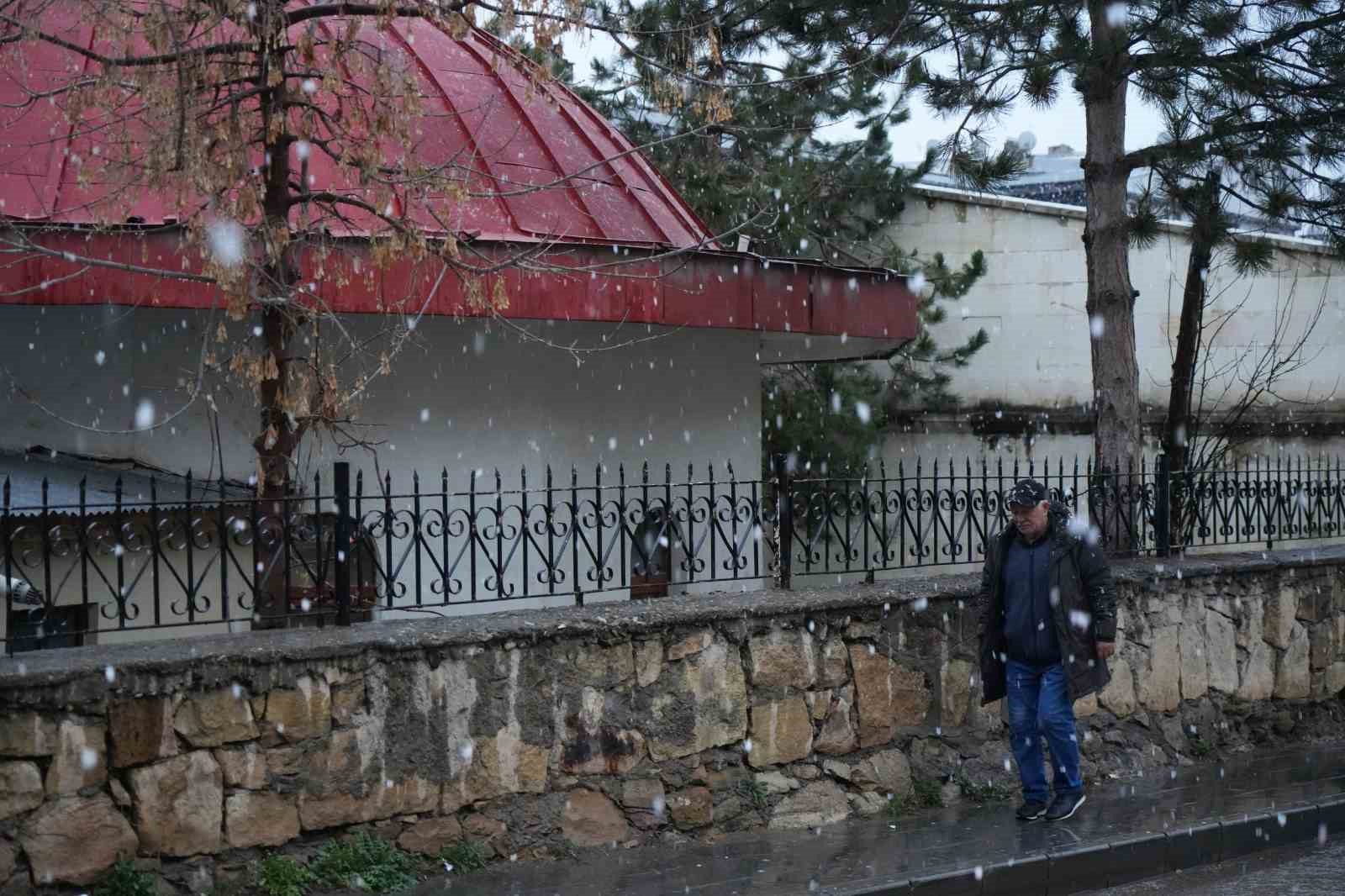 Bayburt kent merkezinde ve y&uuml;ksek kesimlerde kar yağışı etkili oldu
