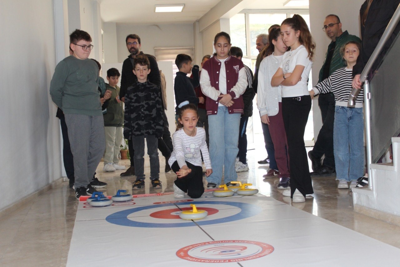 Polis çocukları floor curling turnuvasında yarıştı