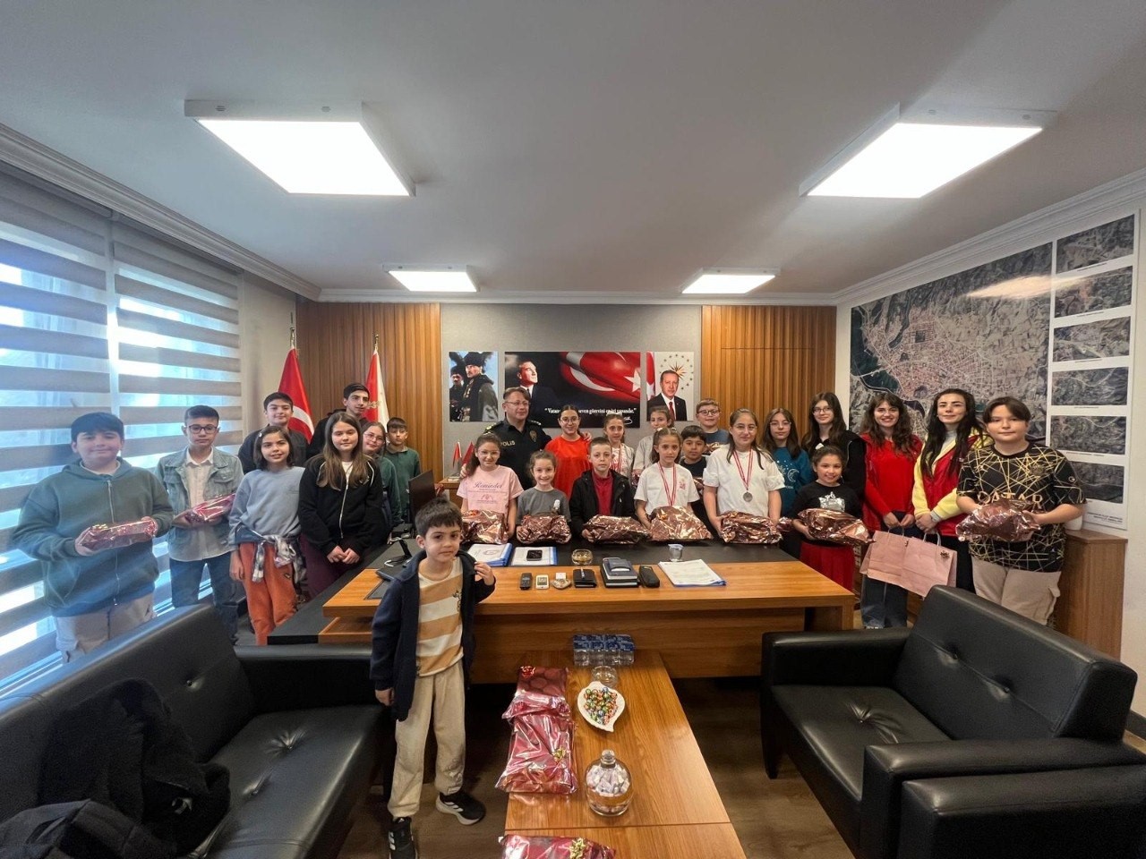 Polis &ccedil;ocukları floor curling turnuvasında yarıştı
