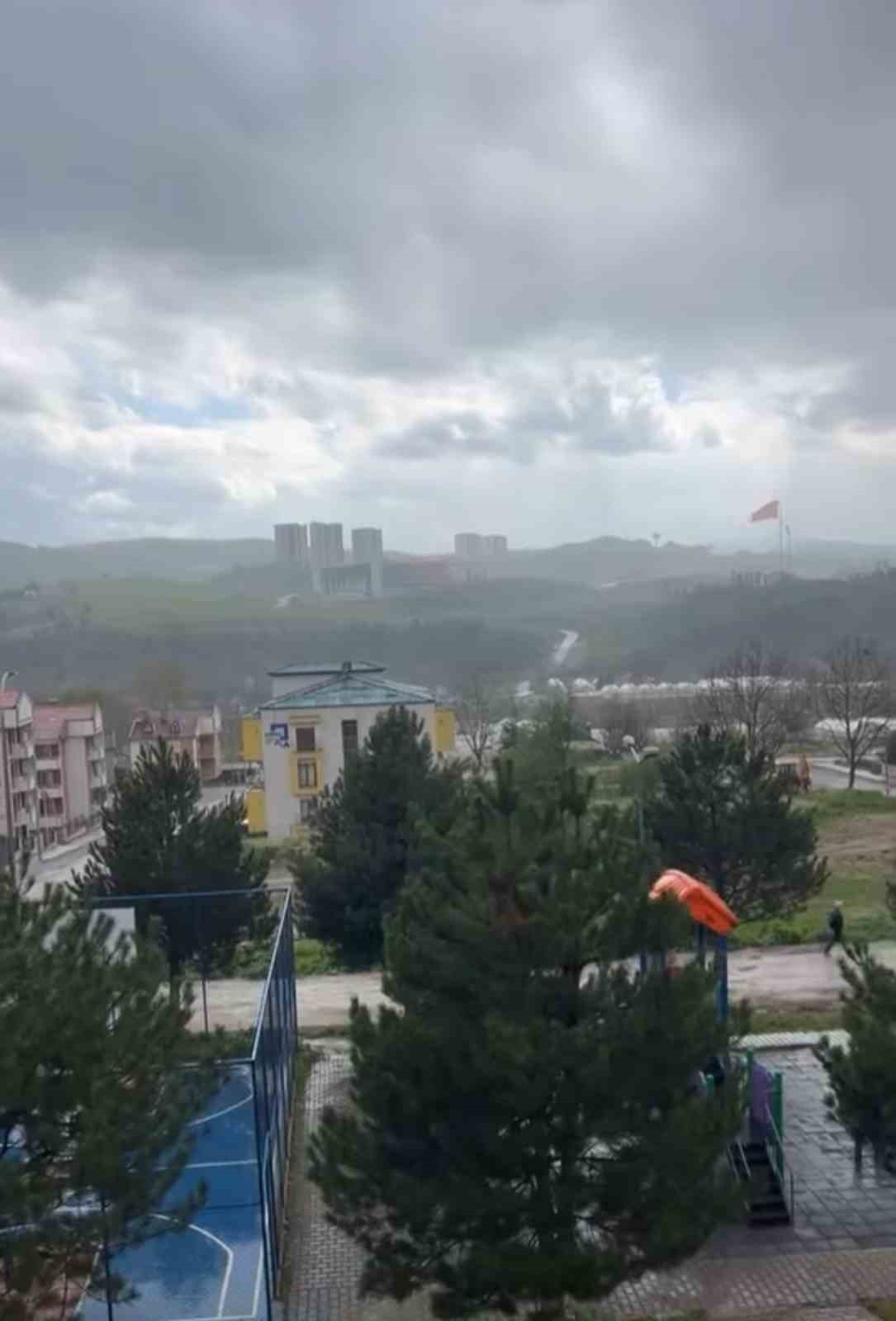 Fırtınanın etkisiyle yapıdan kopan par&ccedil;a araca zarar verdi
