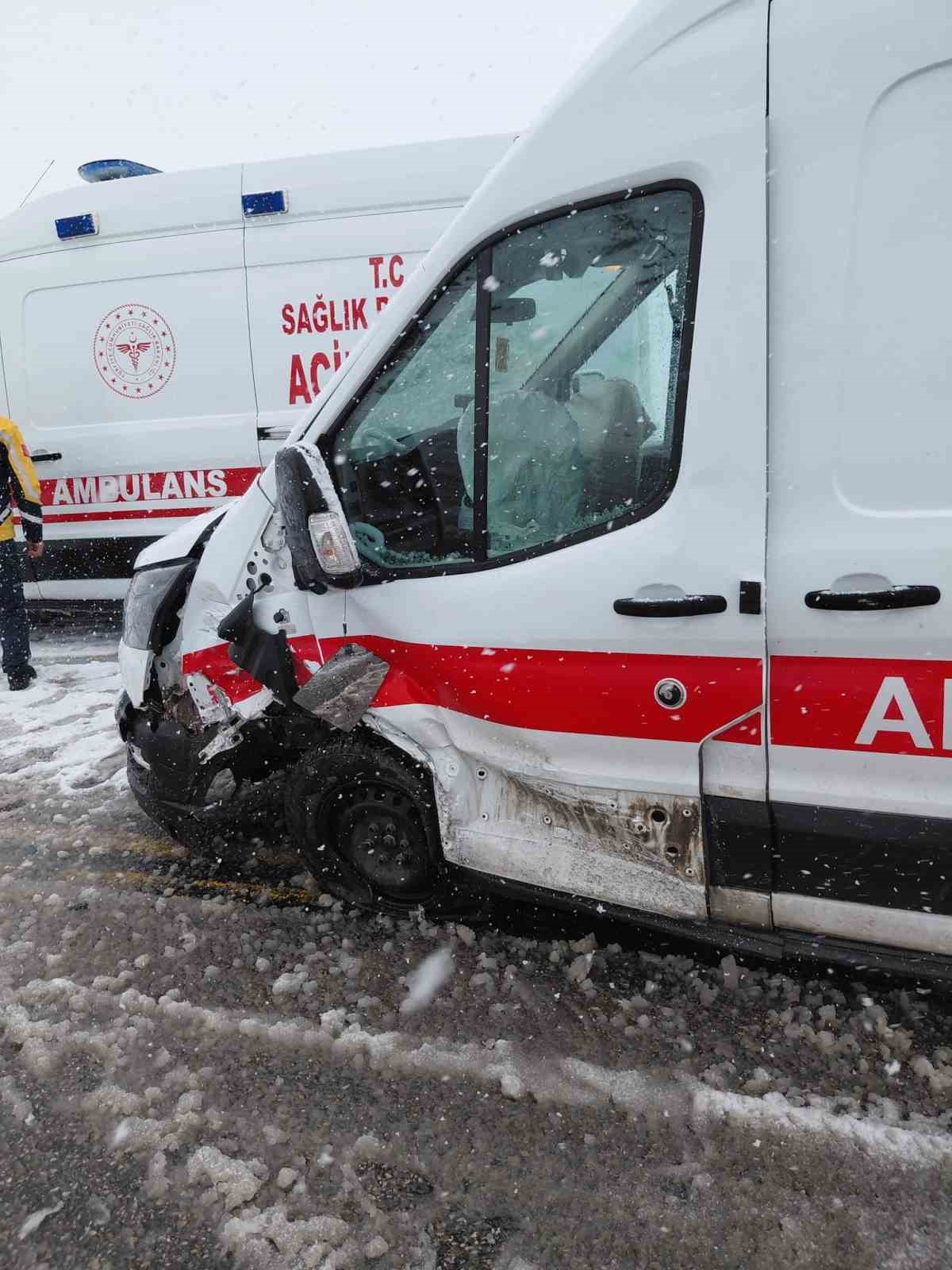Ambulans ile otomobil &ccedil;arpıştı: 3 kişi yaralandı
