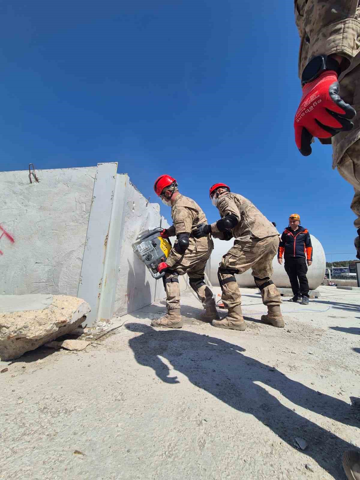 AFAD&rsquo;dan jandarma komandolara arama ve kurtarma eğitimi

