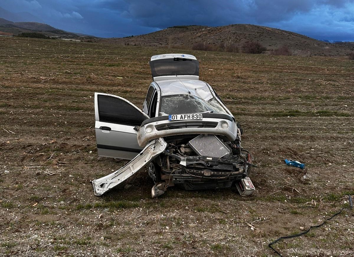 Malatya’da aydınlatma direğine çarpan araç takla attı: 3 yaralı