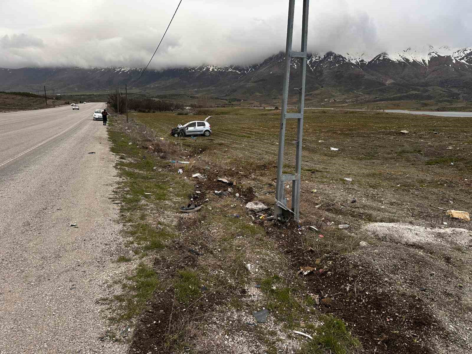 Malatya&rsquo;da aydınlatma direğine &ccedil;arpan ara&ccedil; takla attı: 3 yaralı
