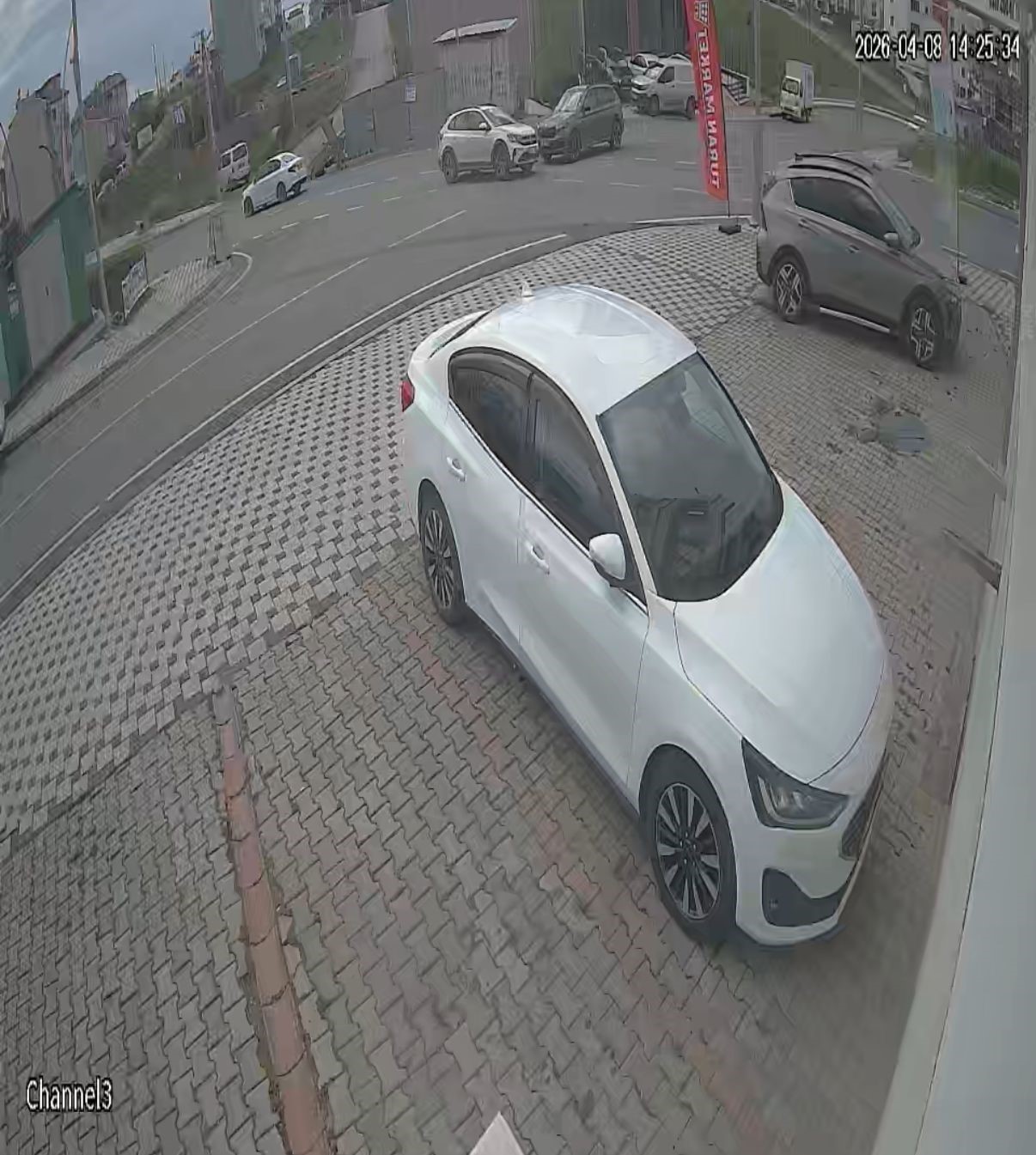 &Ccedil;arpışan ara&ccedil;lardan biri takla attı, 7 kişi yaralandı: Kaza anı kamerada
