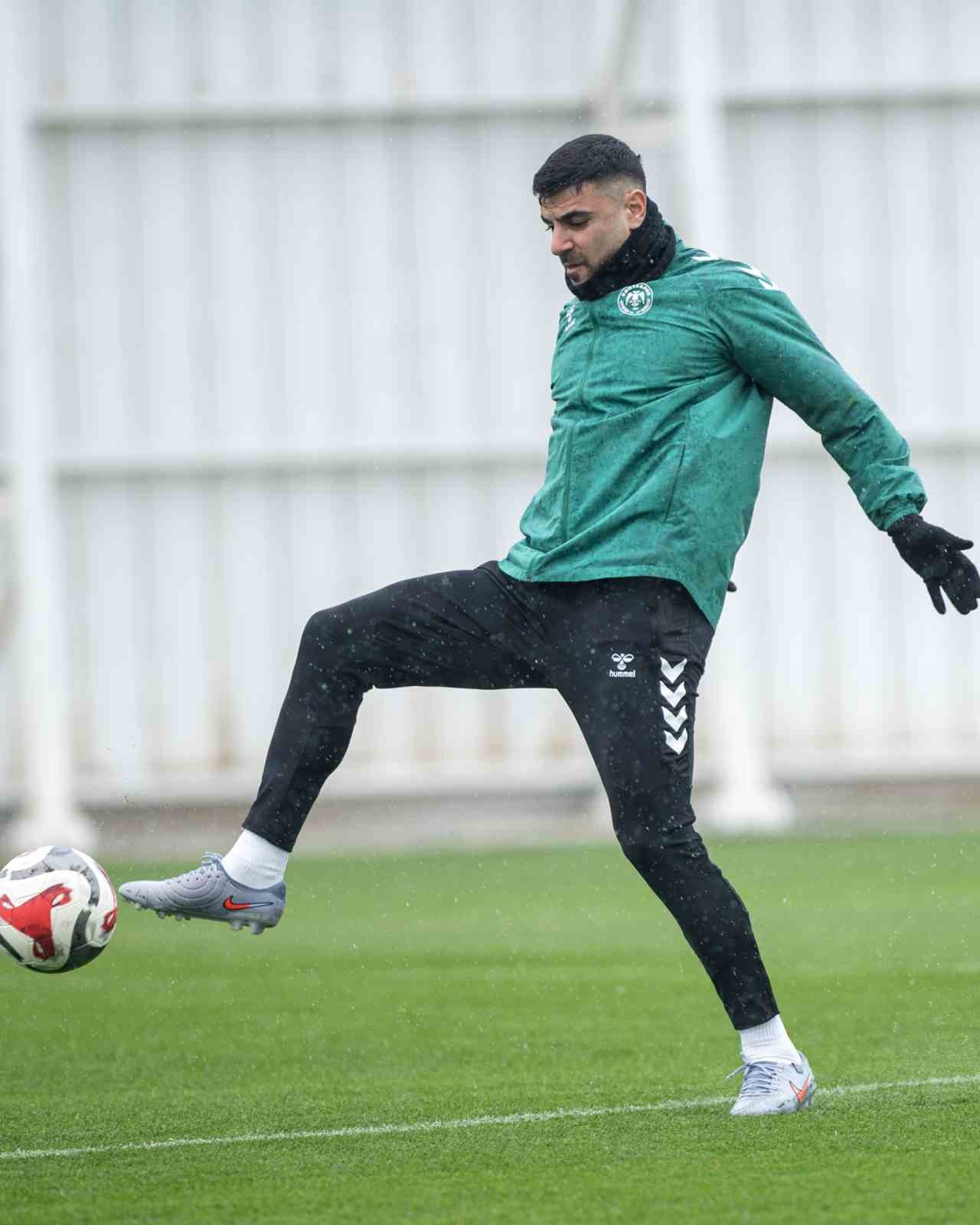 Konyaspor, Fatih Karag&uuml;mr&uuml;k ma&ccedil;ı hazırlıklarını s&uuml;rd&uuml;rd&uuml;
